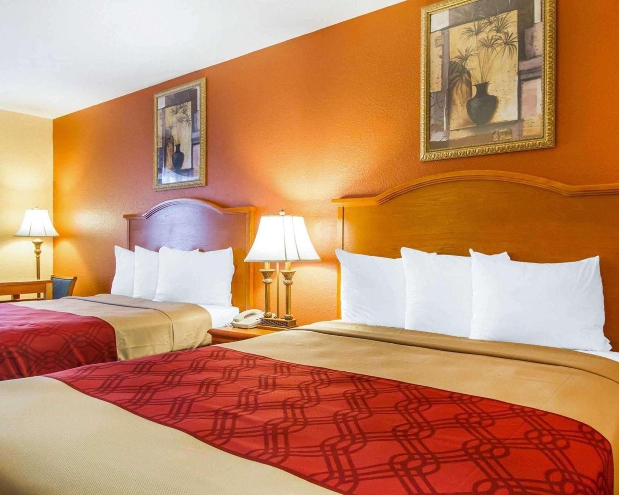 Queen Room with Two Queen Beds - Smoking - Photo 3
