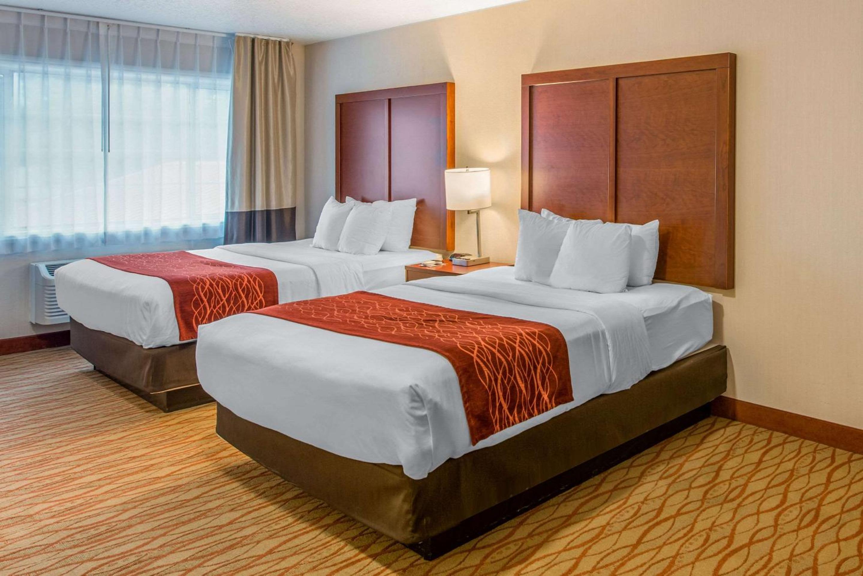 Queen Room with Two Queen Beds - Non-Smoking - Photo 2