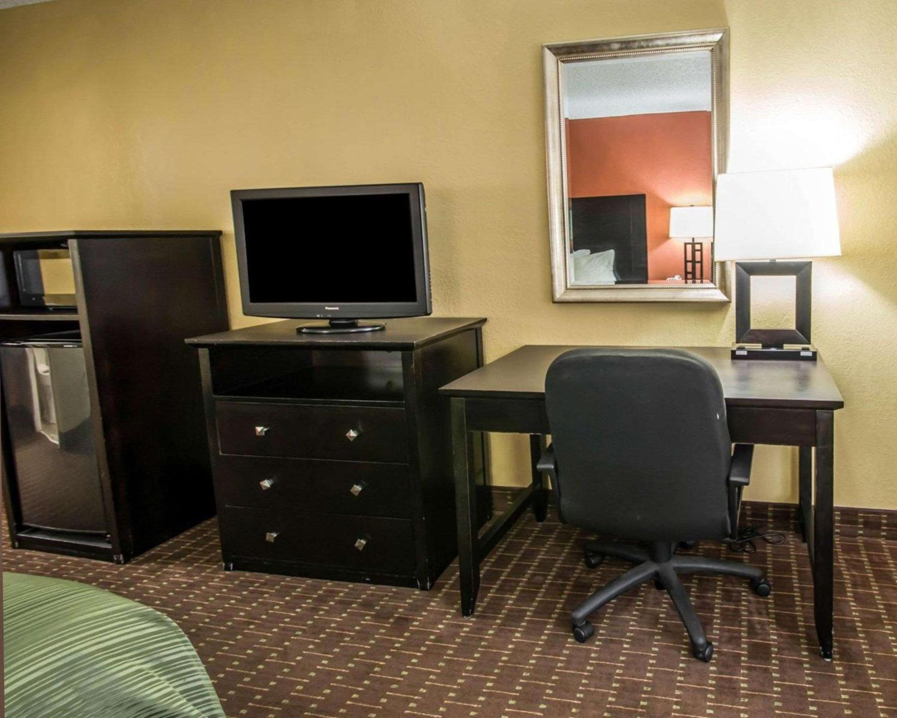 King Room - Non-Smoking - Photo 4