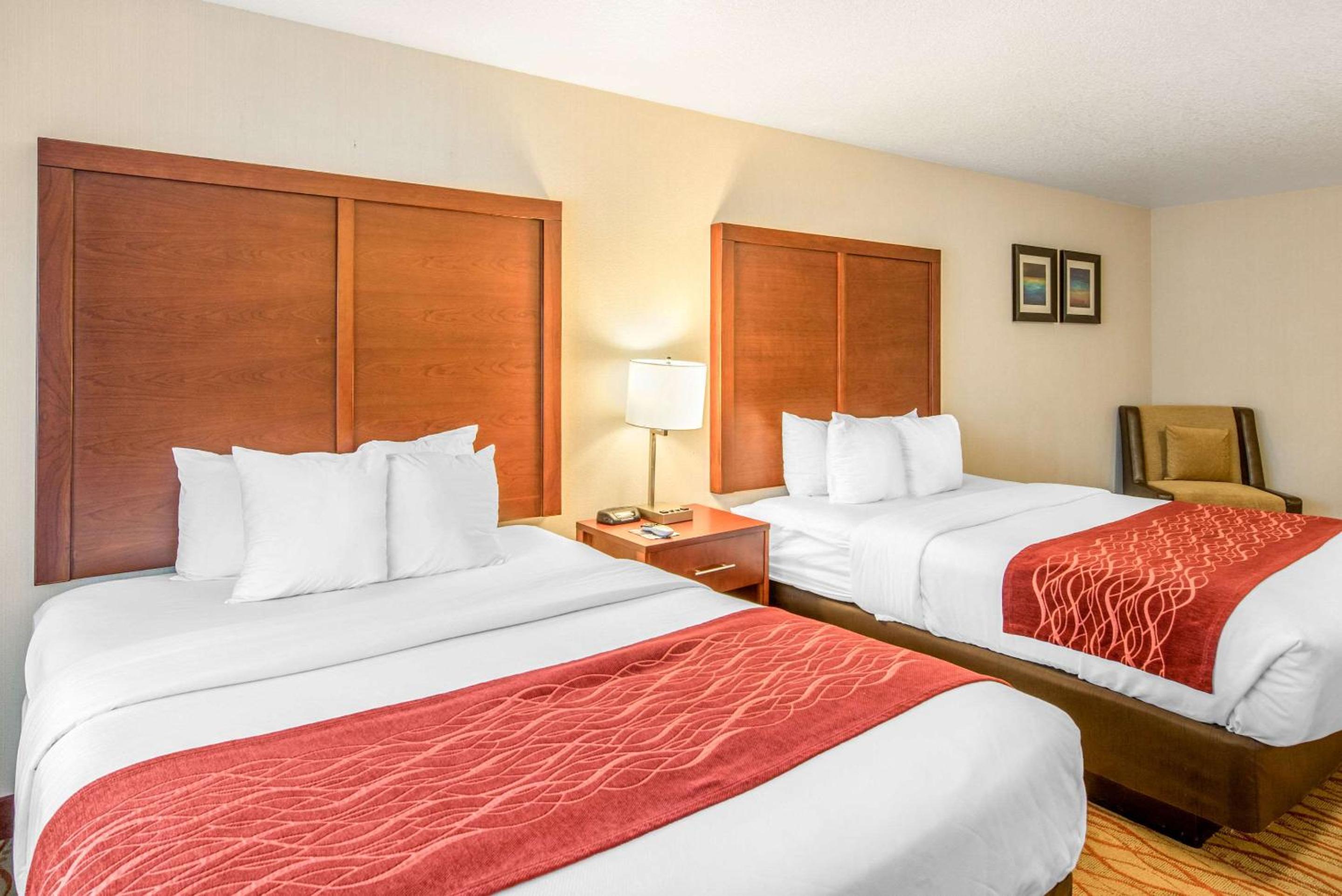 Queen Room with Two Queen Beds - Non-Smoking - Photo 5