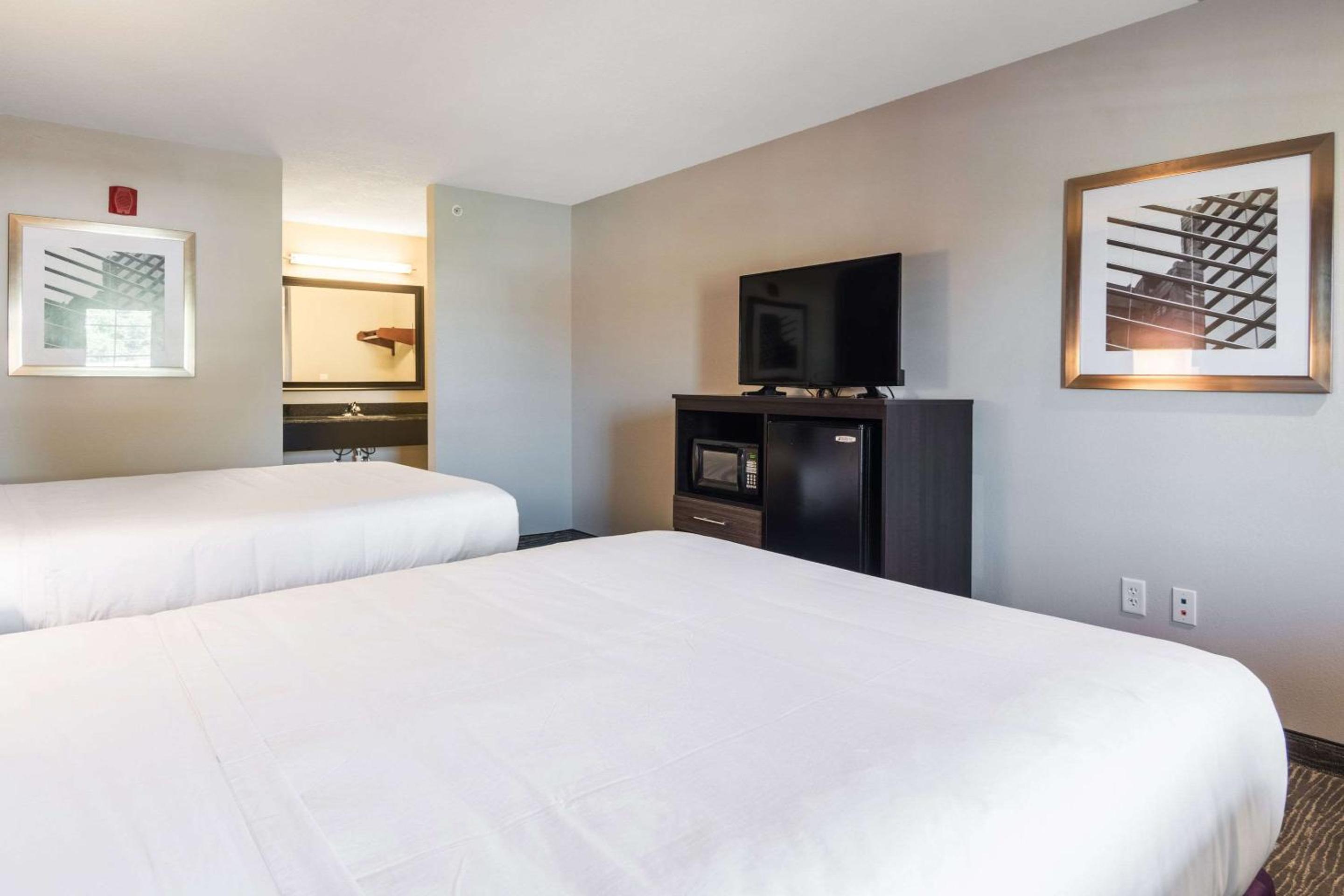 Queen Room with Two Queen Beds - Non-Smoking photo 2
