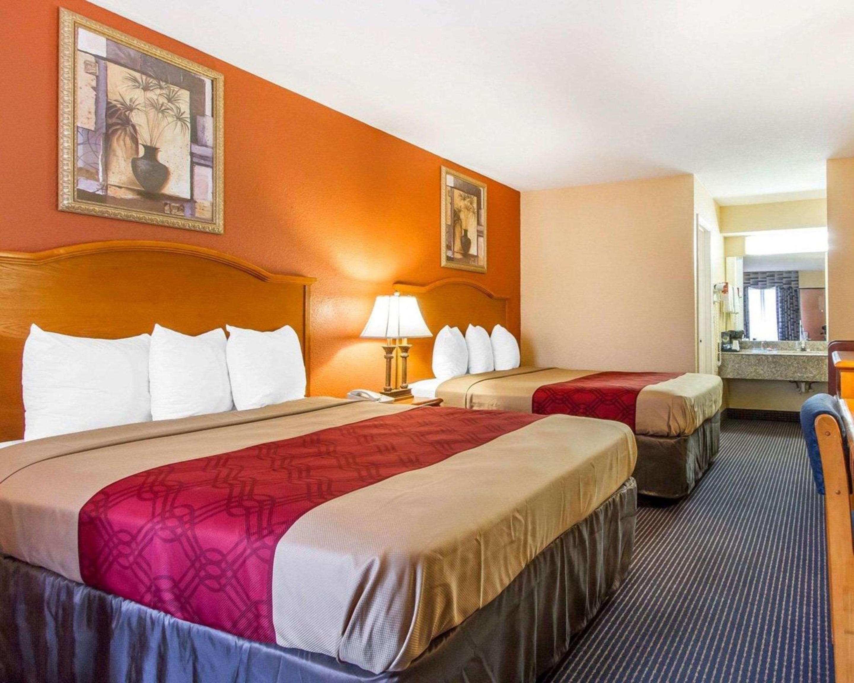 Queen Room with Two Queen Beds - Smoking - Photo 2