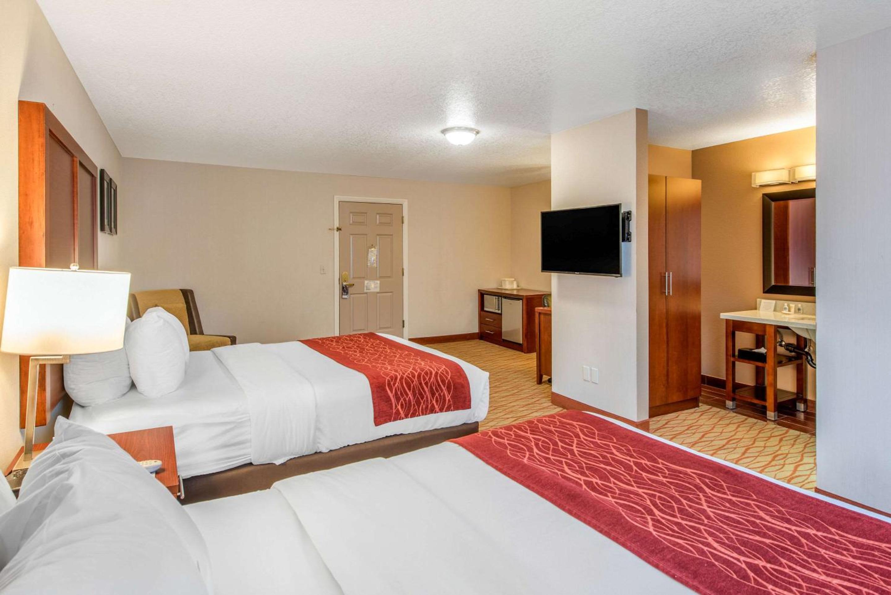Queen Room with Two Queen Beds - Non-Smoking - Photo 4