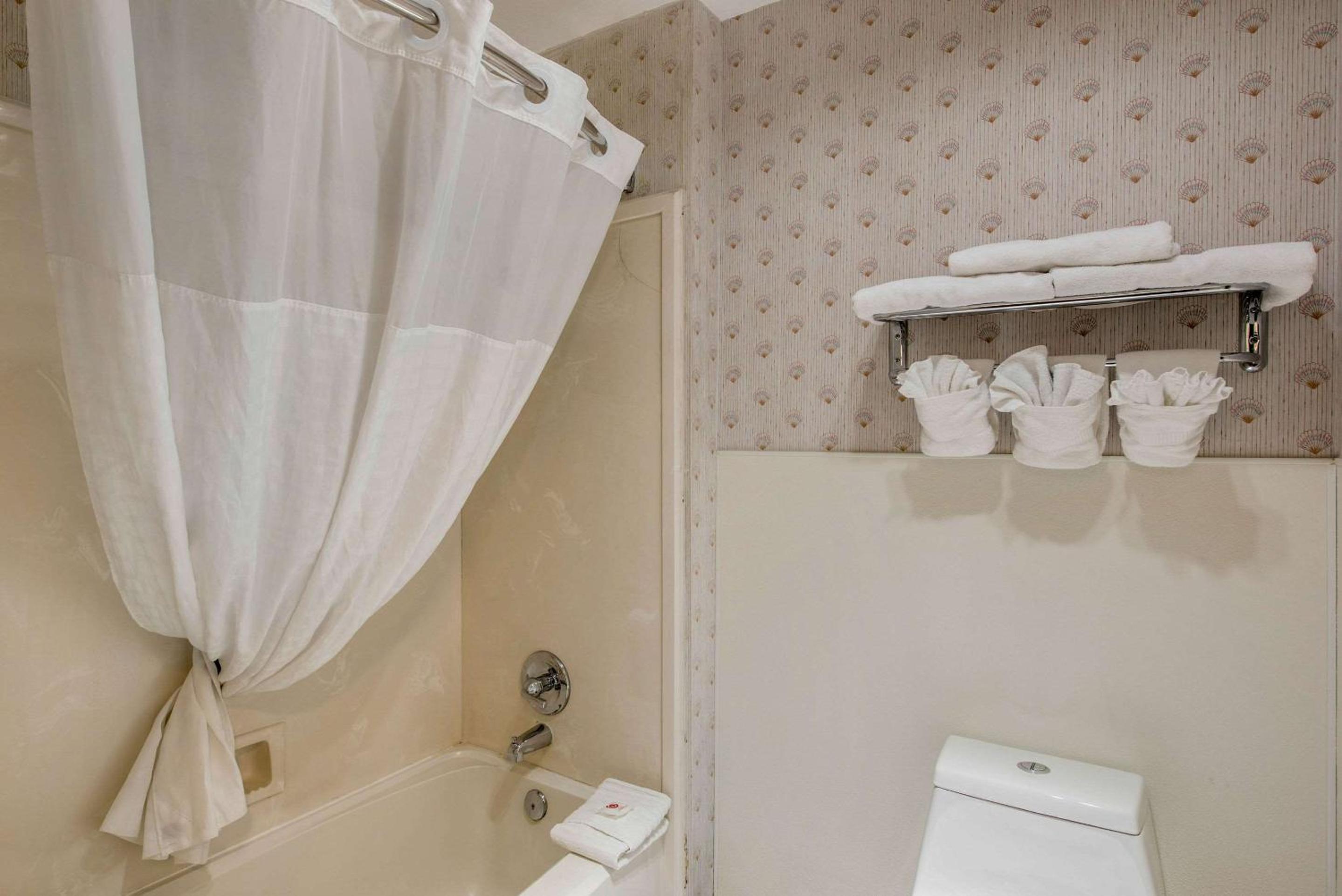 King Room - Non-Smoking - Photo 2