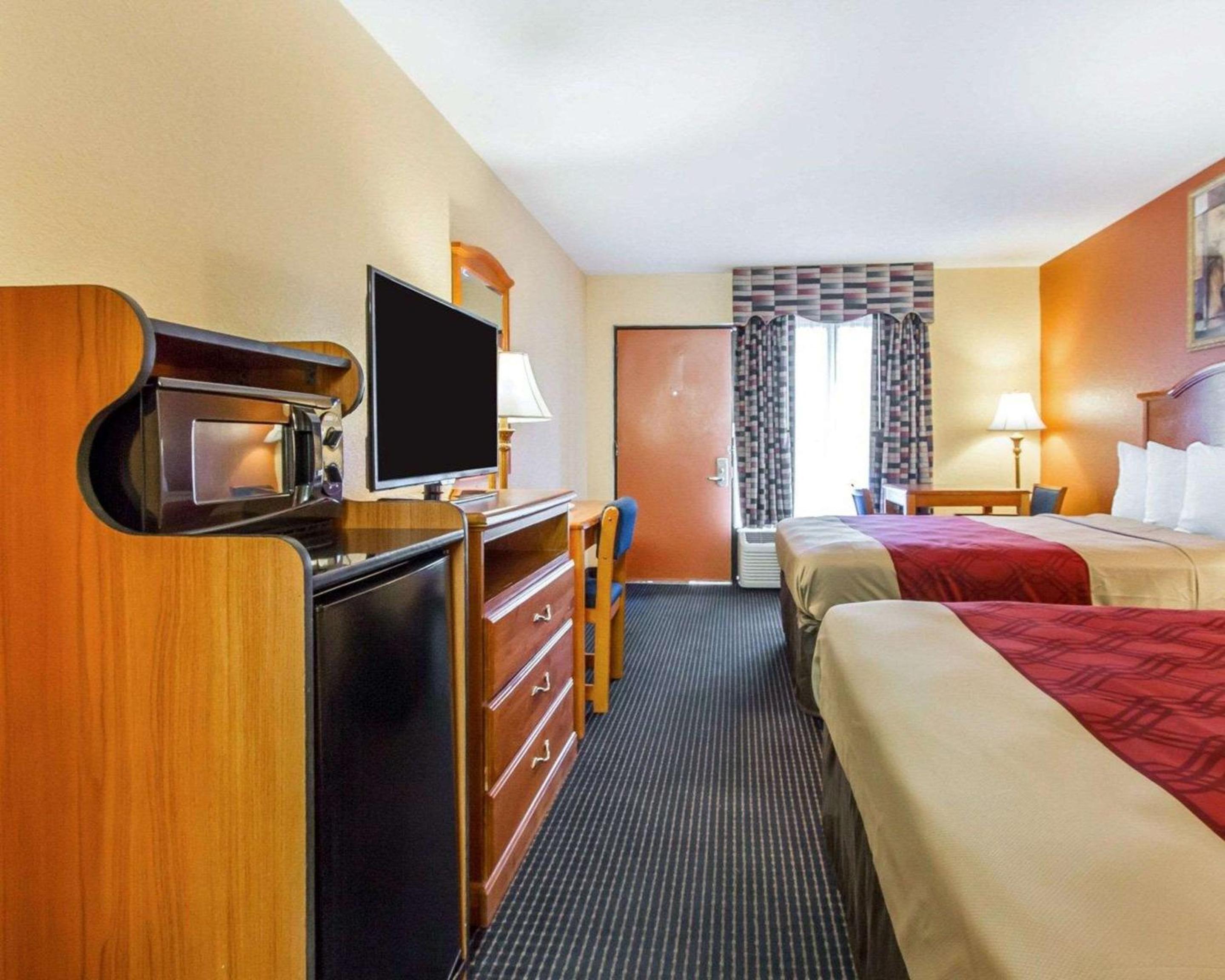 Queen Room with Two Queen Beds - Smoking - Photo 5