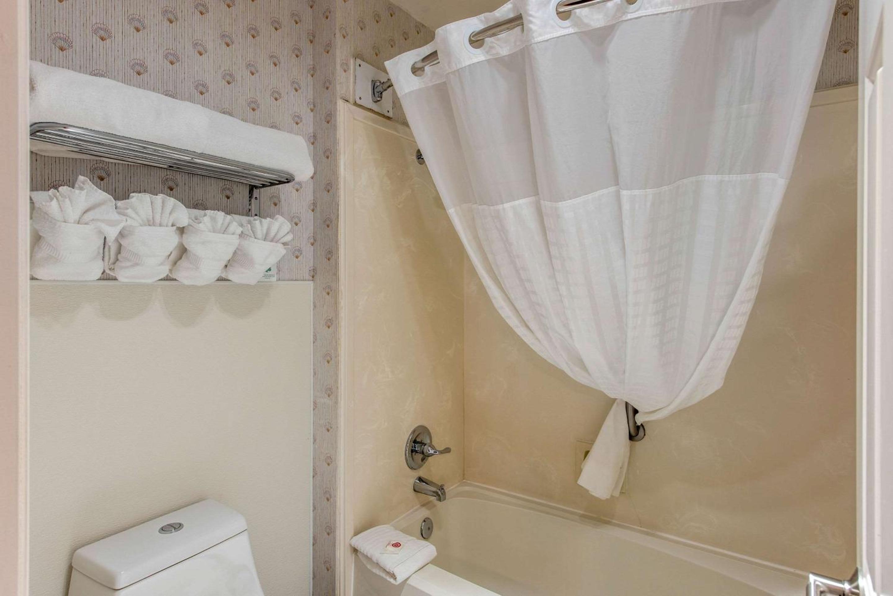 Queen Room with Two Queen Beds - Non-Smoking - Photo 3