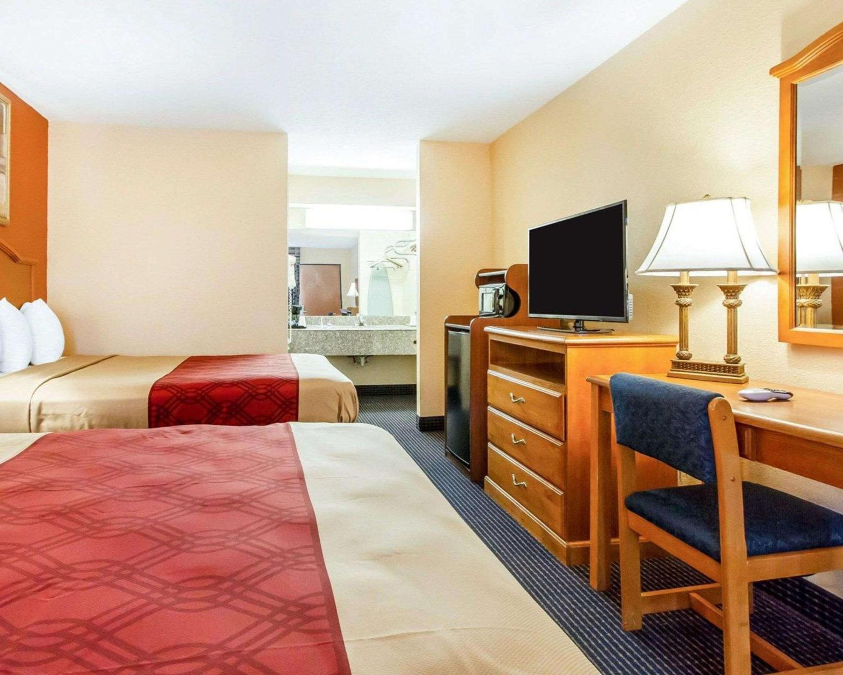 Queen Room with Two Queen Beds - Smoking - Photo 4