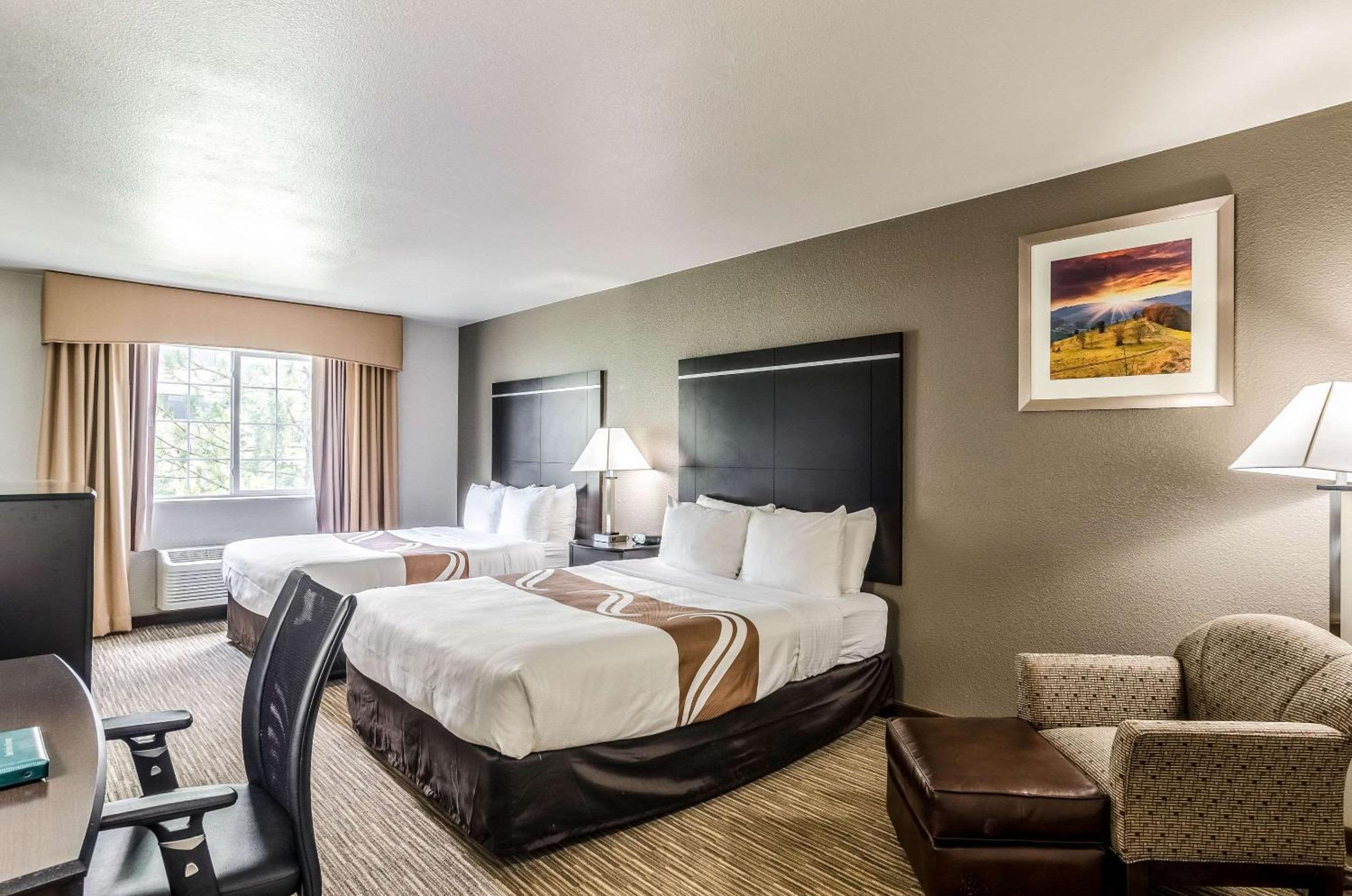 Queen Room with Two Queen Beds - Non-Smoking - Photo 4