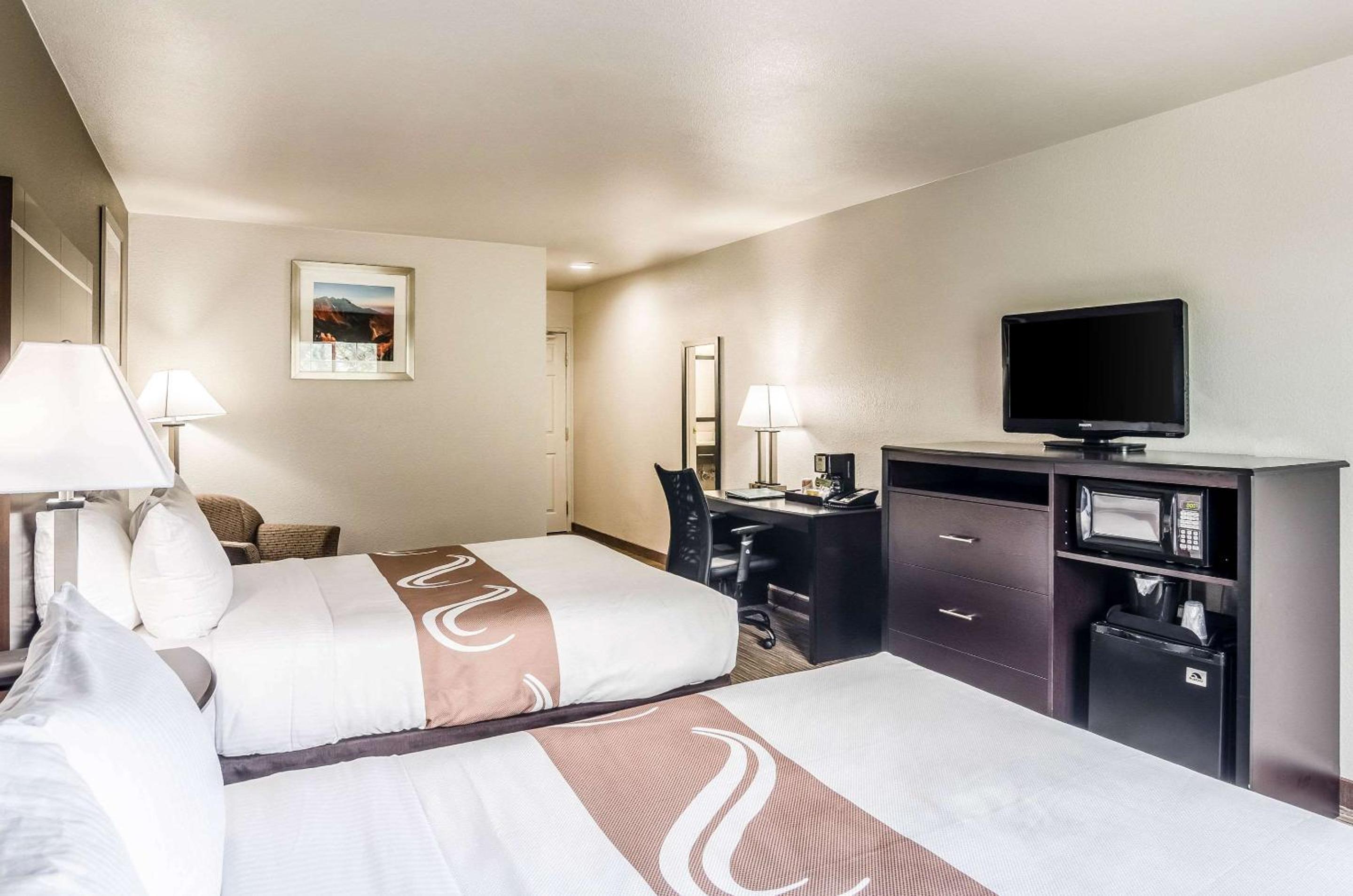 Queen Room with Two Queen Beds - Non-Smoking - Photo 3