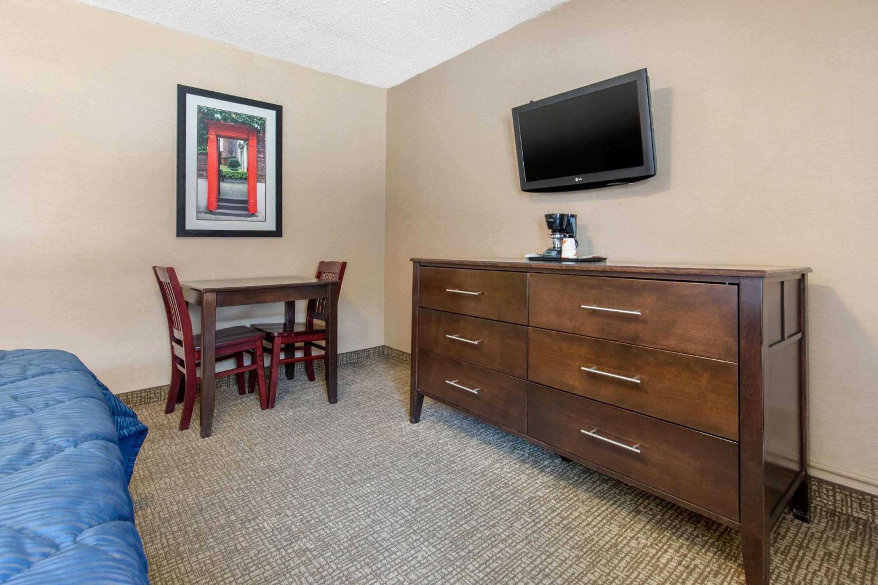 Rodeway Inn Chicago North Shore - Lincolnwood — photo 31
