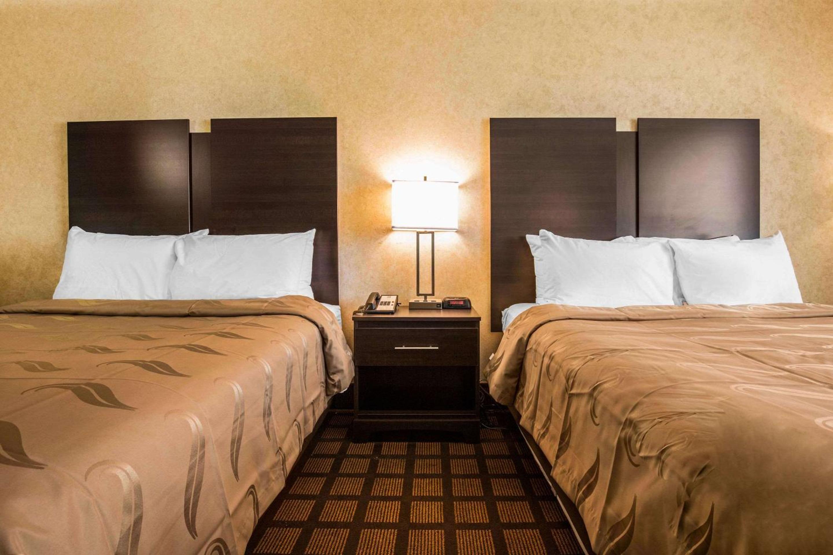Queen Room with Two Queen Beds - Non-Smoking photo 2