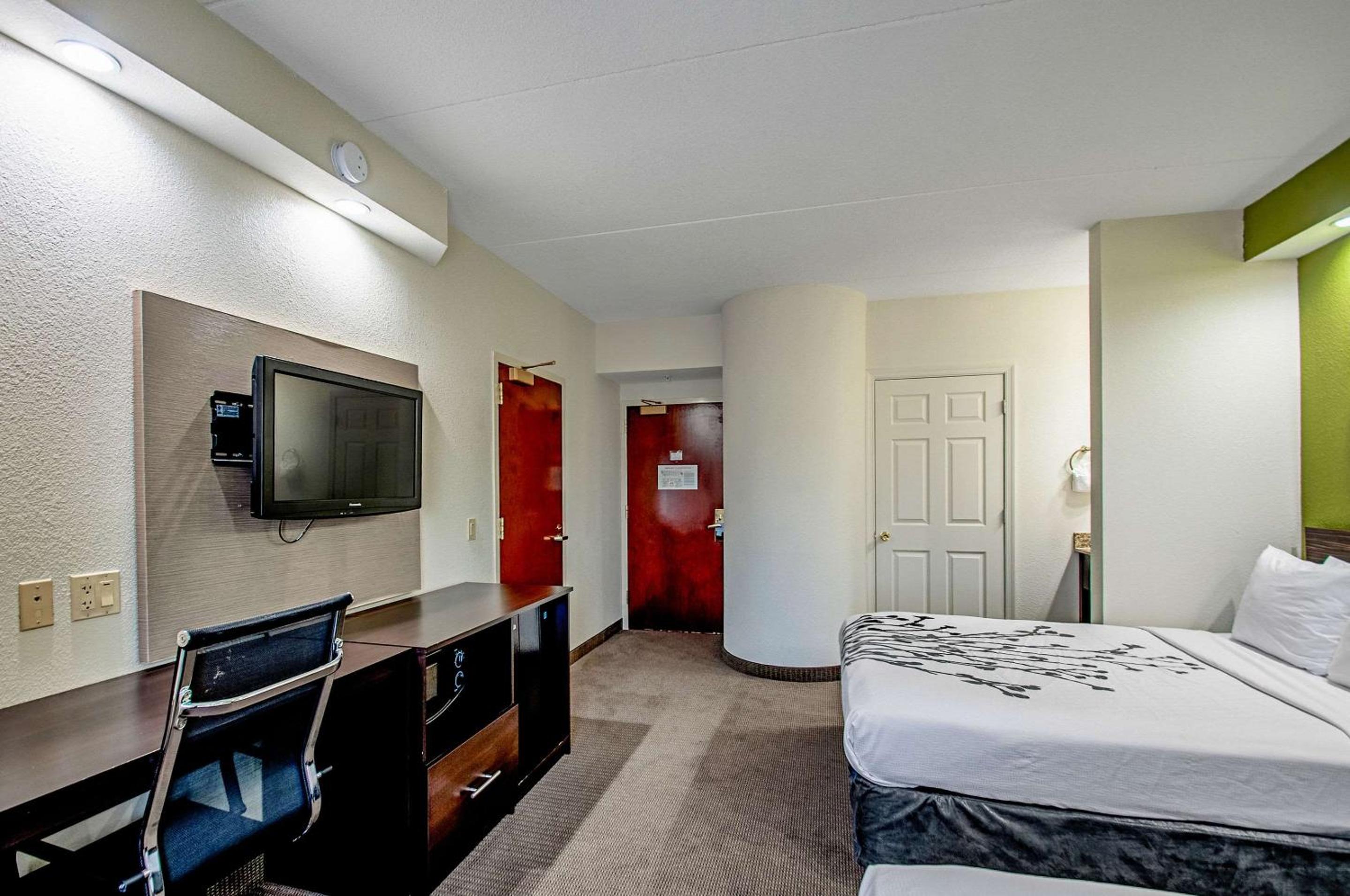 Queen Room with Two Queen Beds - Non-Smoking photo 3