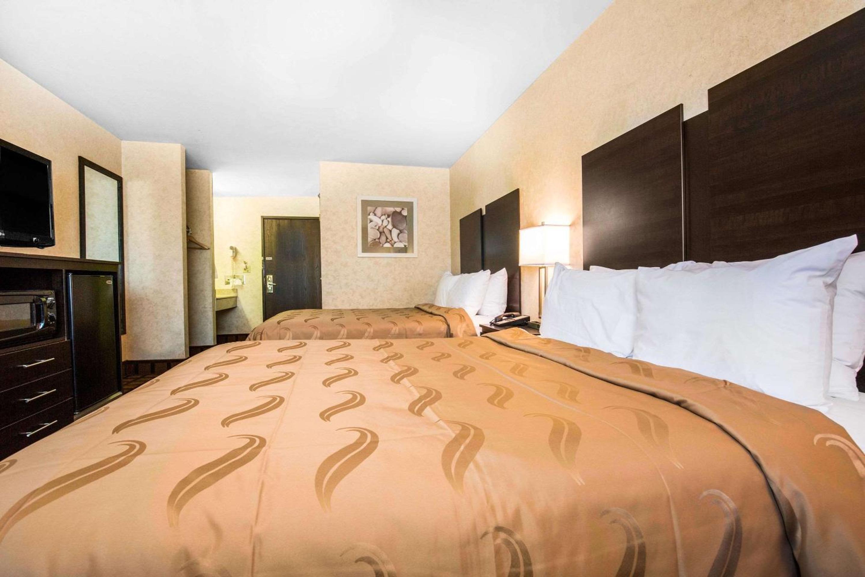 Queen Room with Two Queen Beds - Non-Smoking photo 3