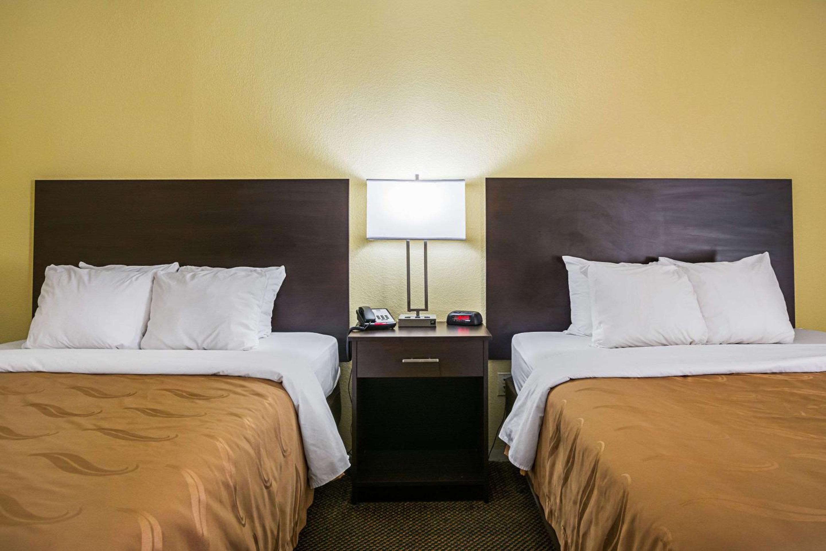 Queen Room with Two Queen Beds - Non-Smoking - Photo 4