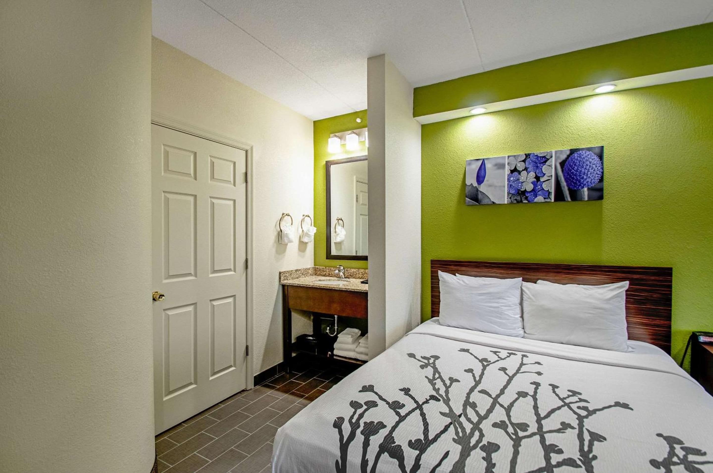 Queen Room with Two Queen Beds - Non-Smoking photo 1