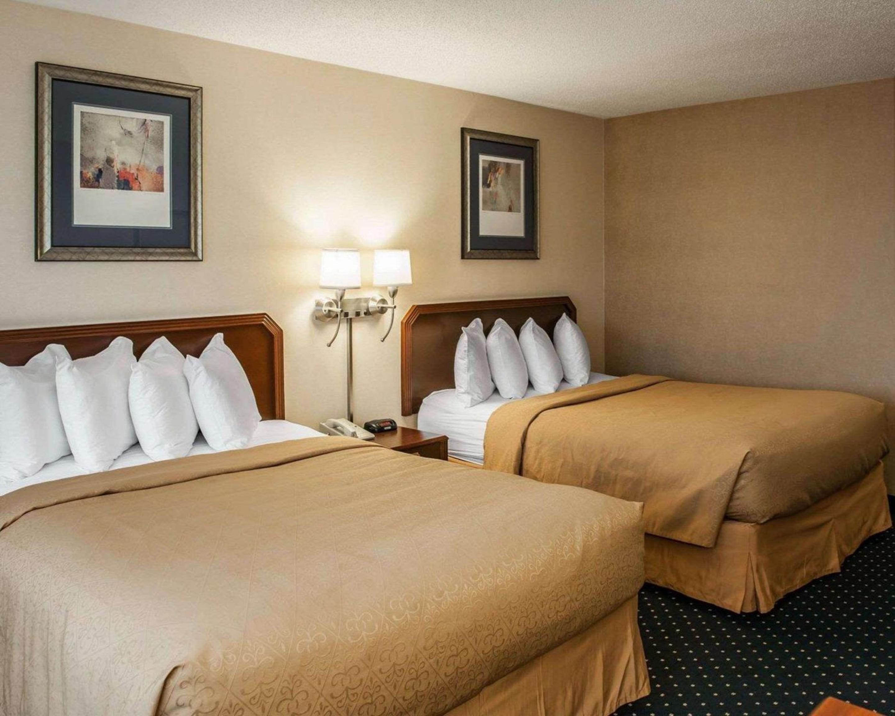 Queen Room with Two Queen Beds - Photo 2