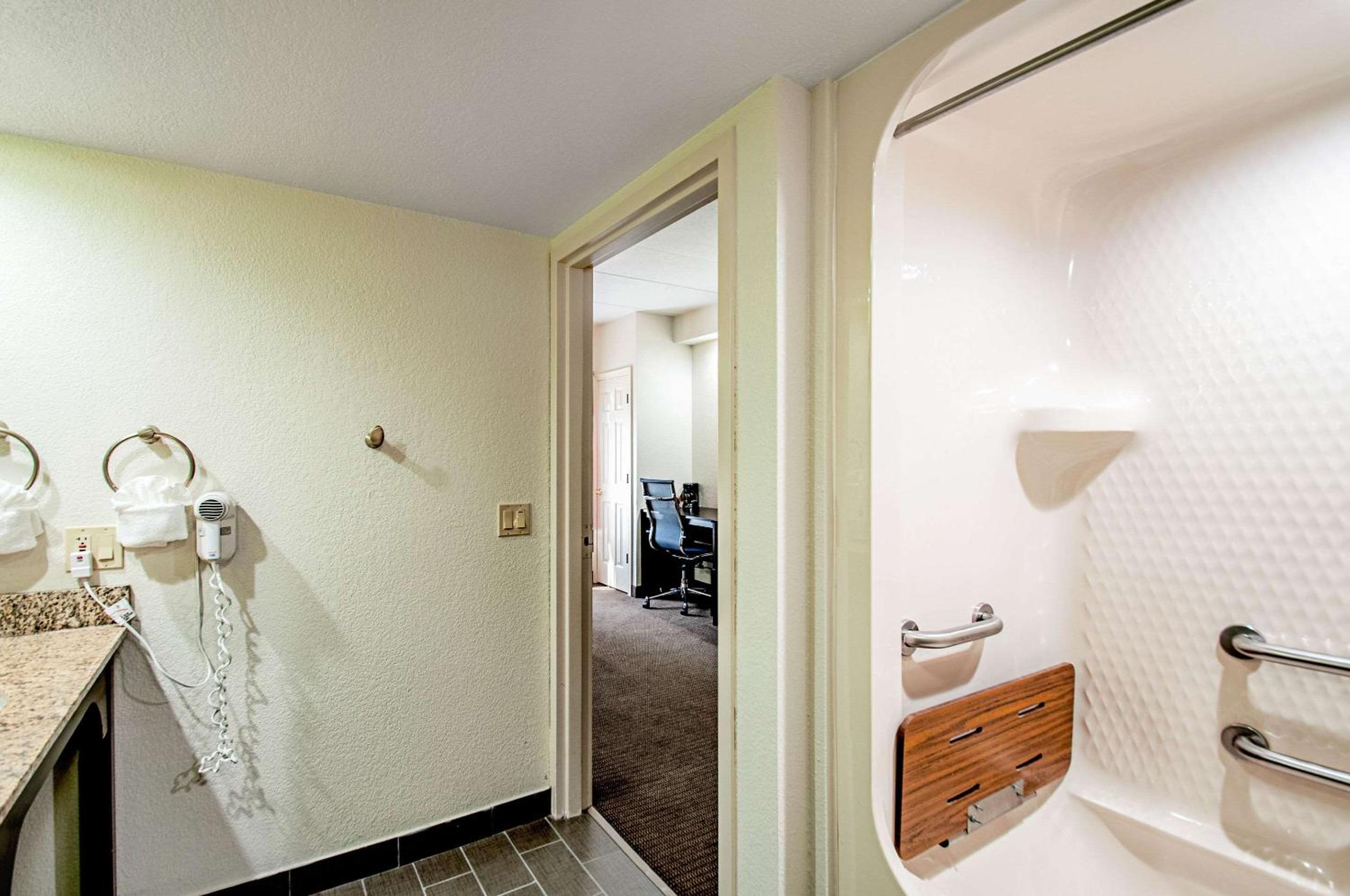 Queen Room - Disability Access/Non-Smoking - Photo 4