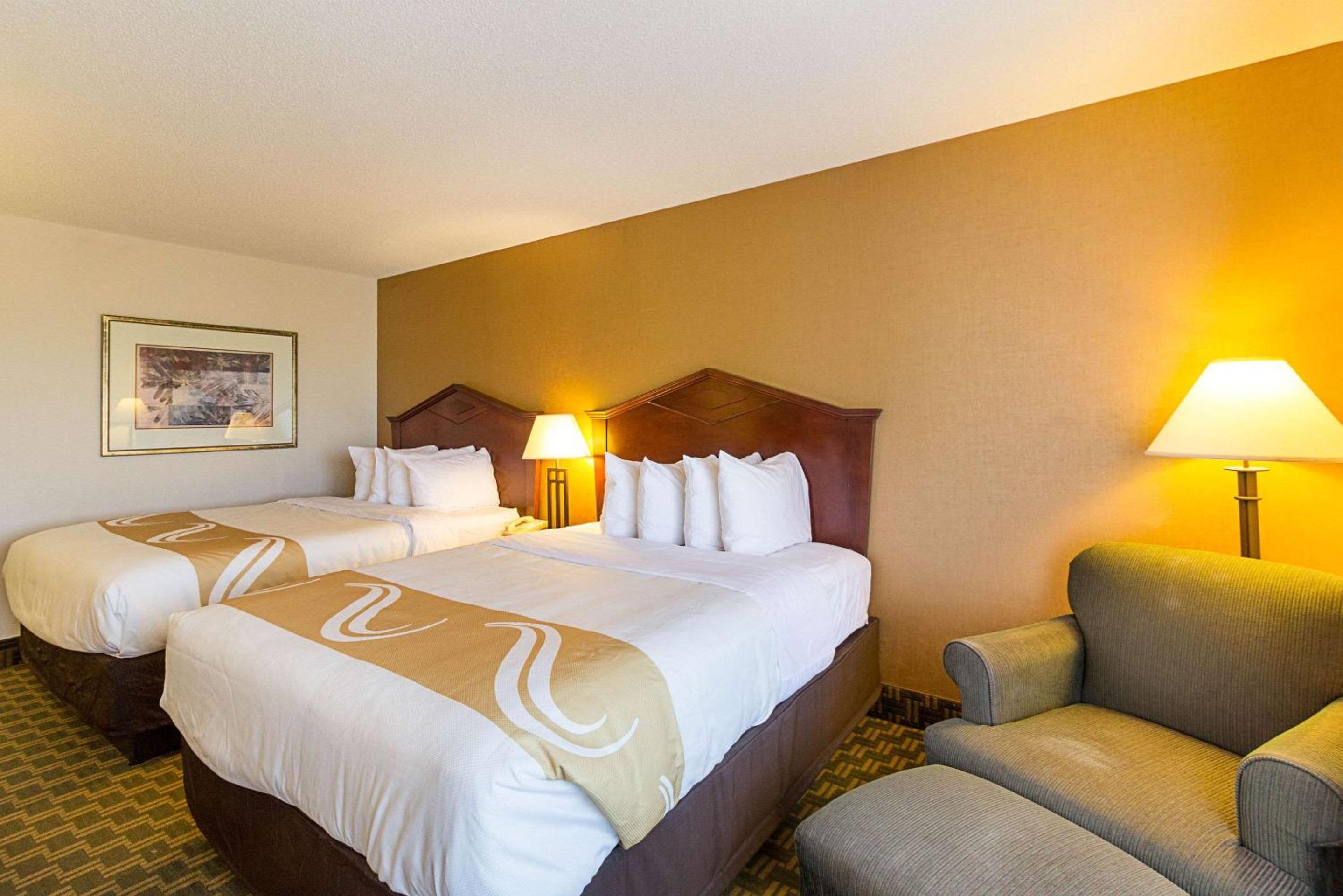 Queen Room with Two Queen Beds -Non- Smoking photo 2
