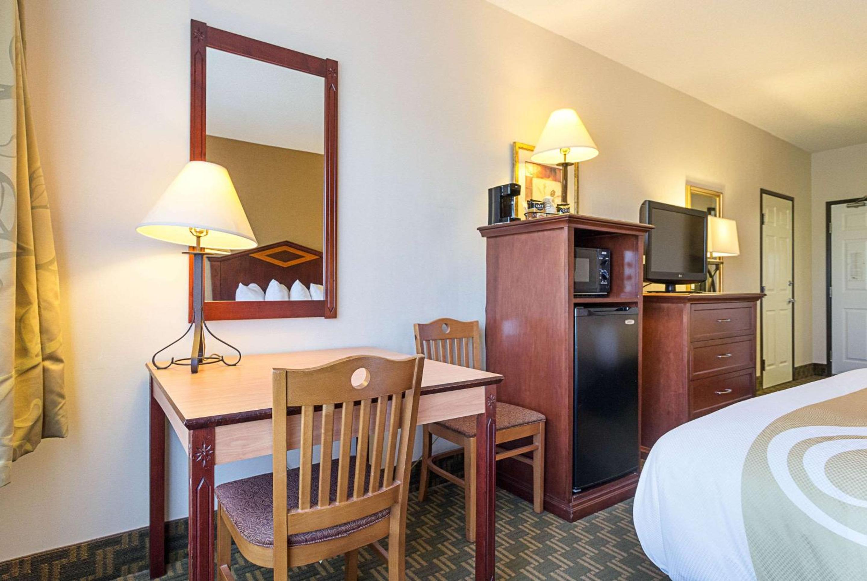 Queen Room with Two Queen Beds - Non-Smoking /Ground Floor photo 3