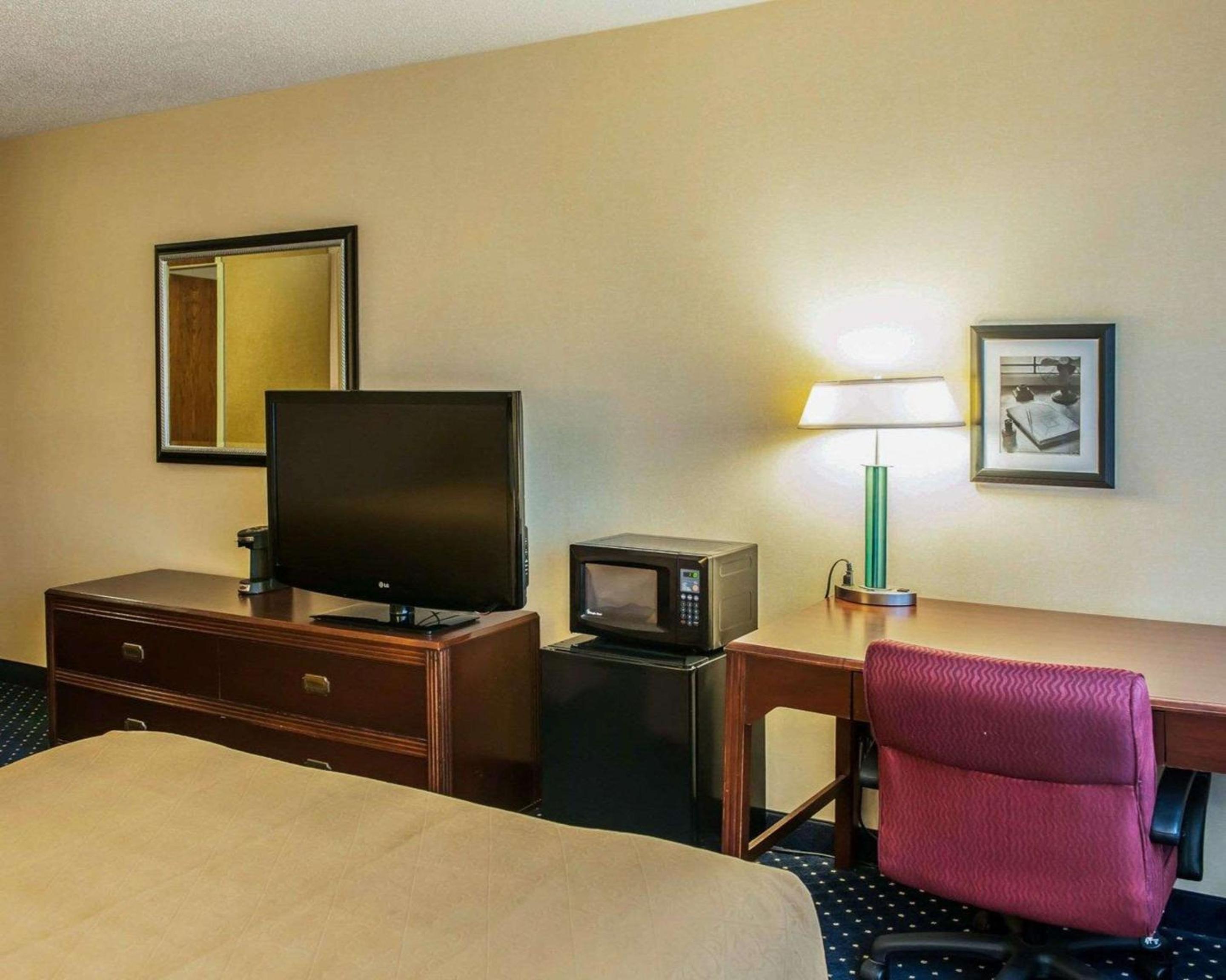 Queen Room with Two Queen Beds - Photo 4