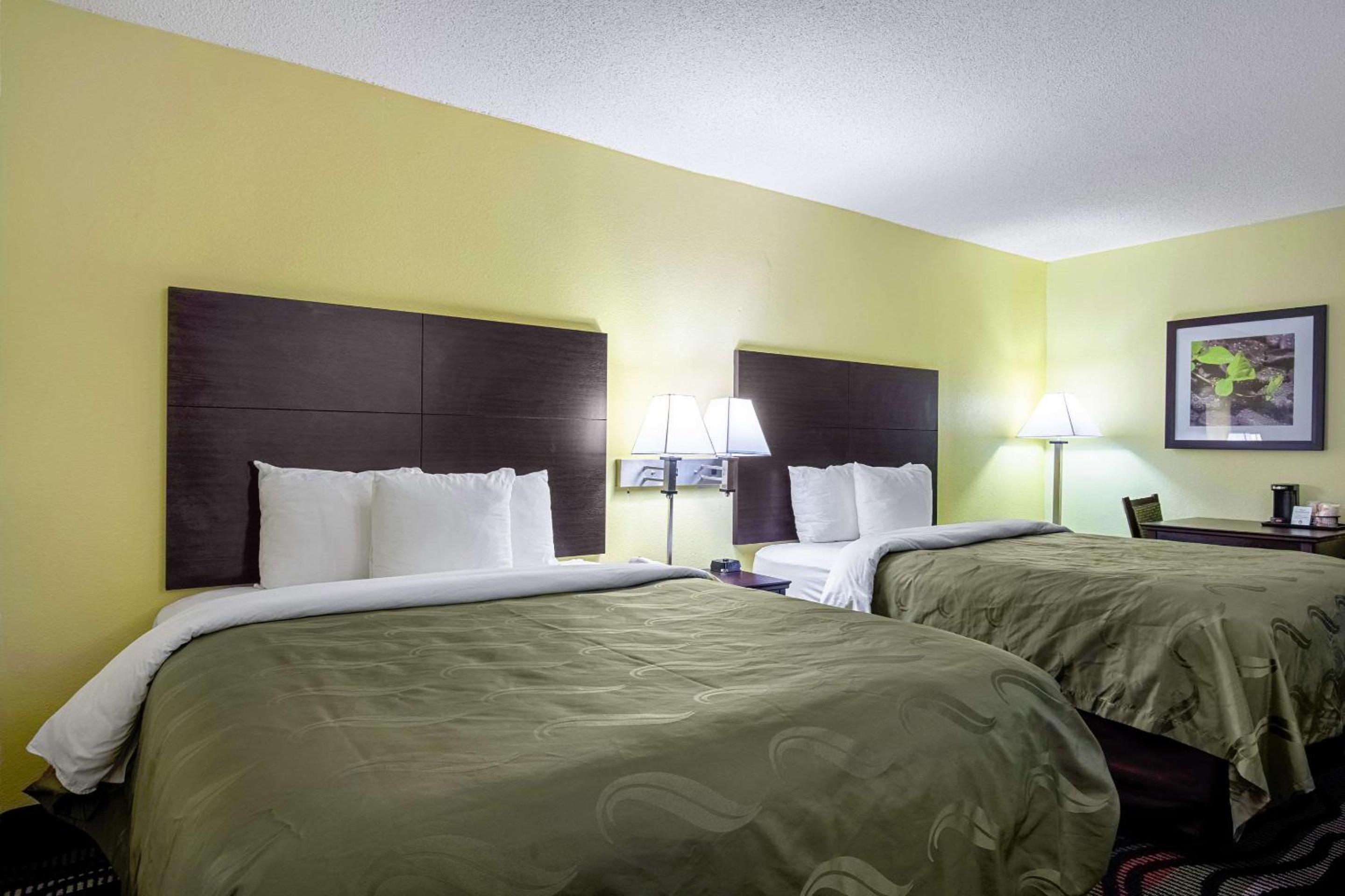 Standard Queen Room with Two Queen Beds - Non-Smoking - Photo 3