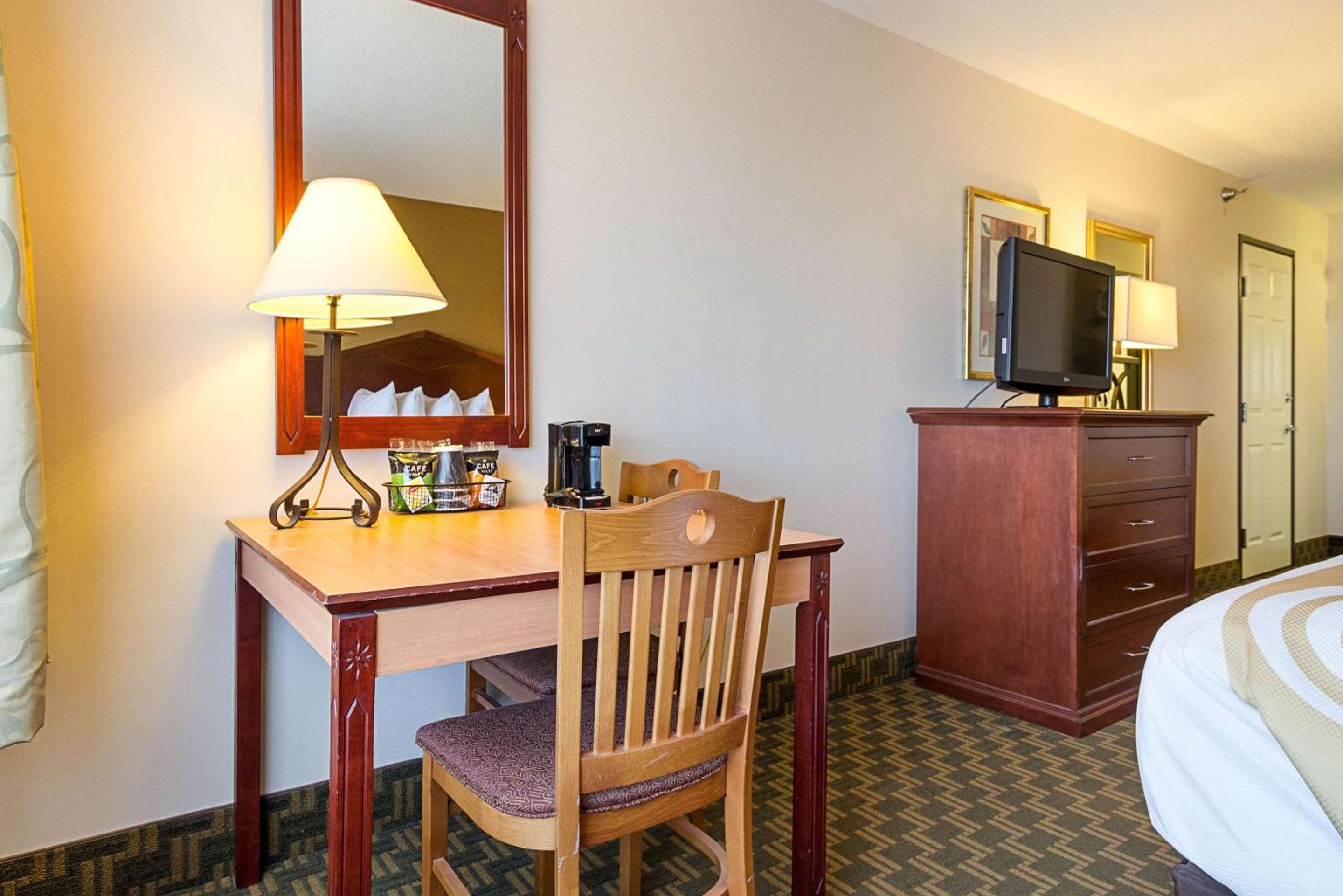 Queen Room with Two Queen Beds -Non- Smoking photo 3