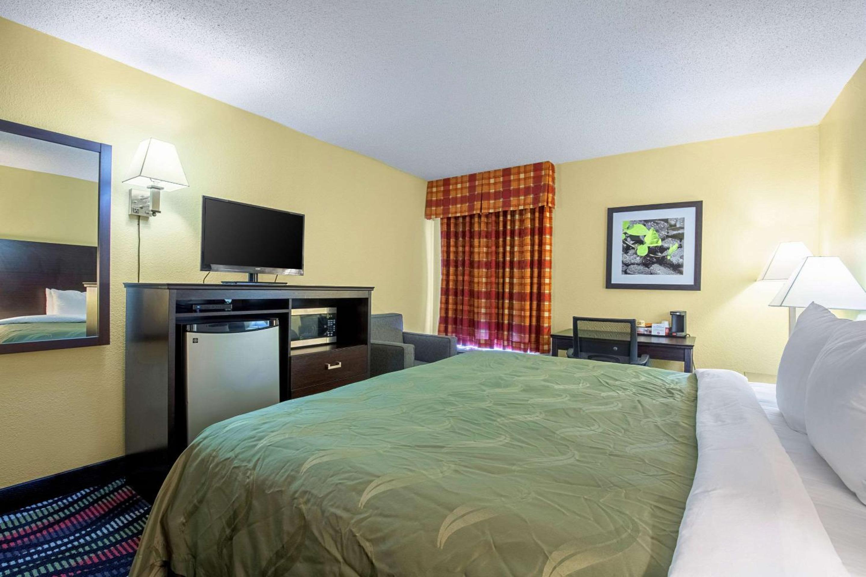 Standard King Room - Non-Smoking  - Photo 1