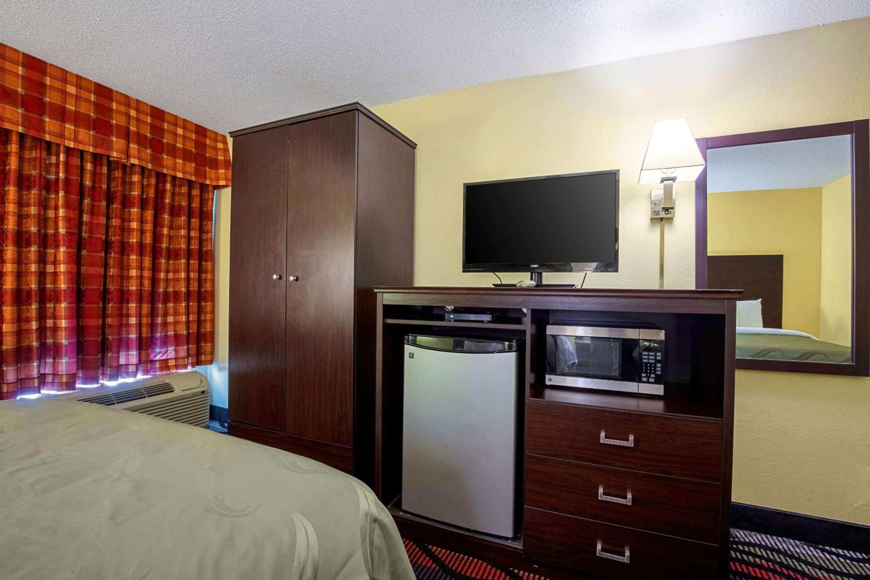 Standard Queen Room with Two Queen Beds - Non-Smoking - Photo 4