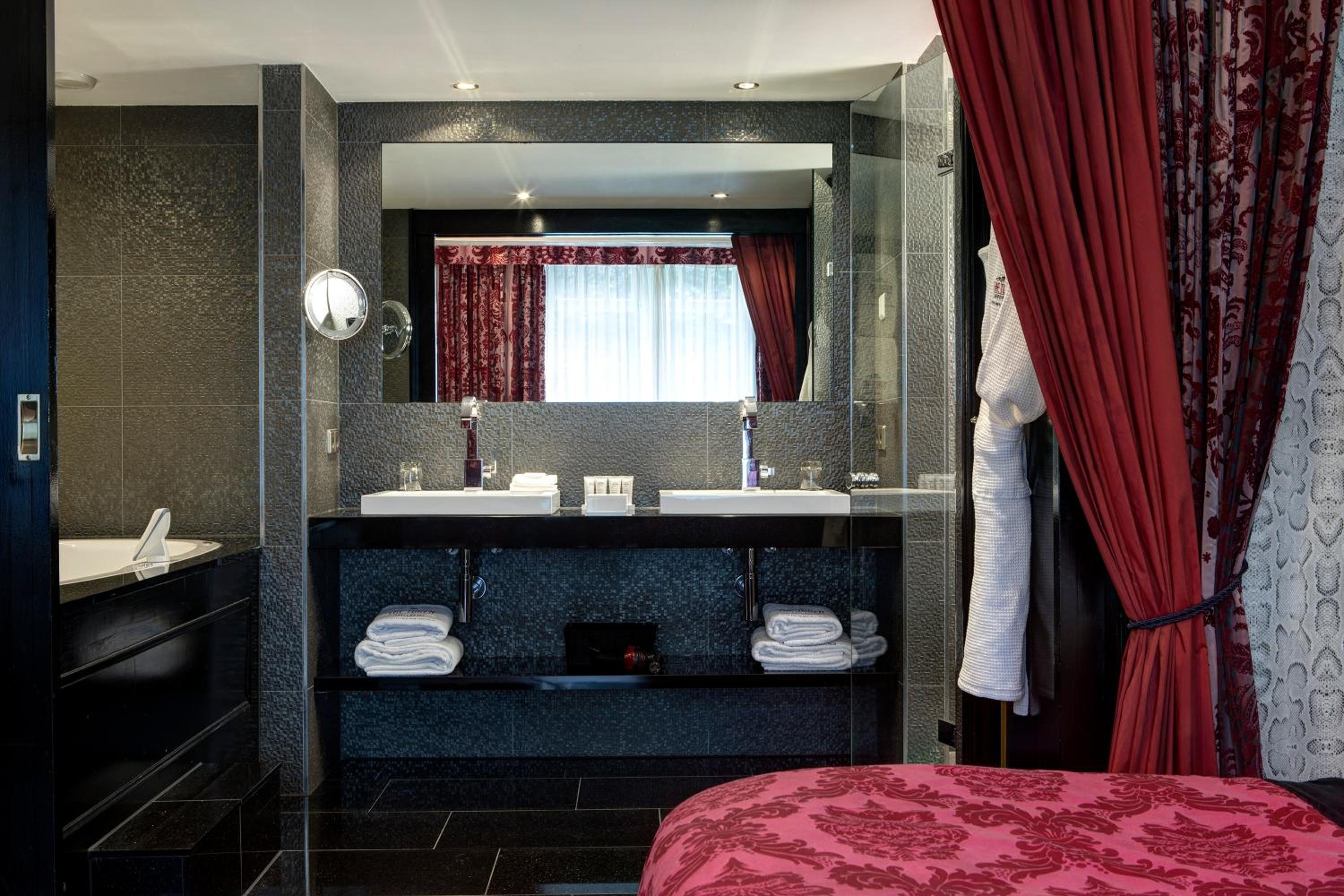 Deluxe Room Garden View with Spa Bath thumbnail 5