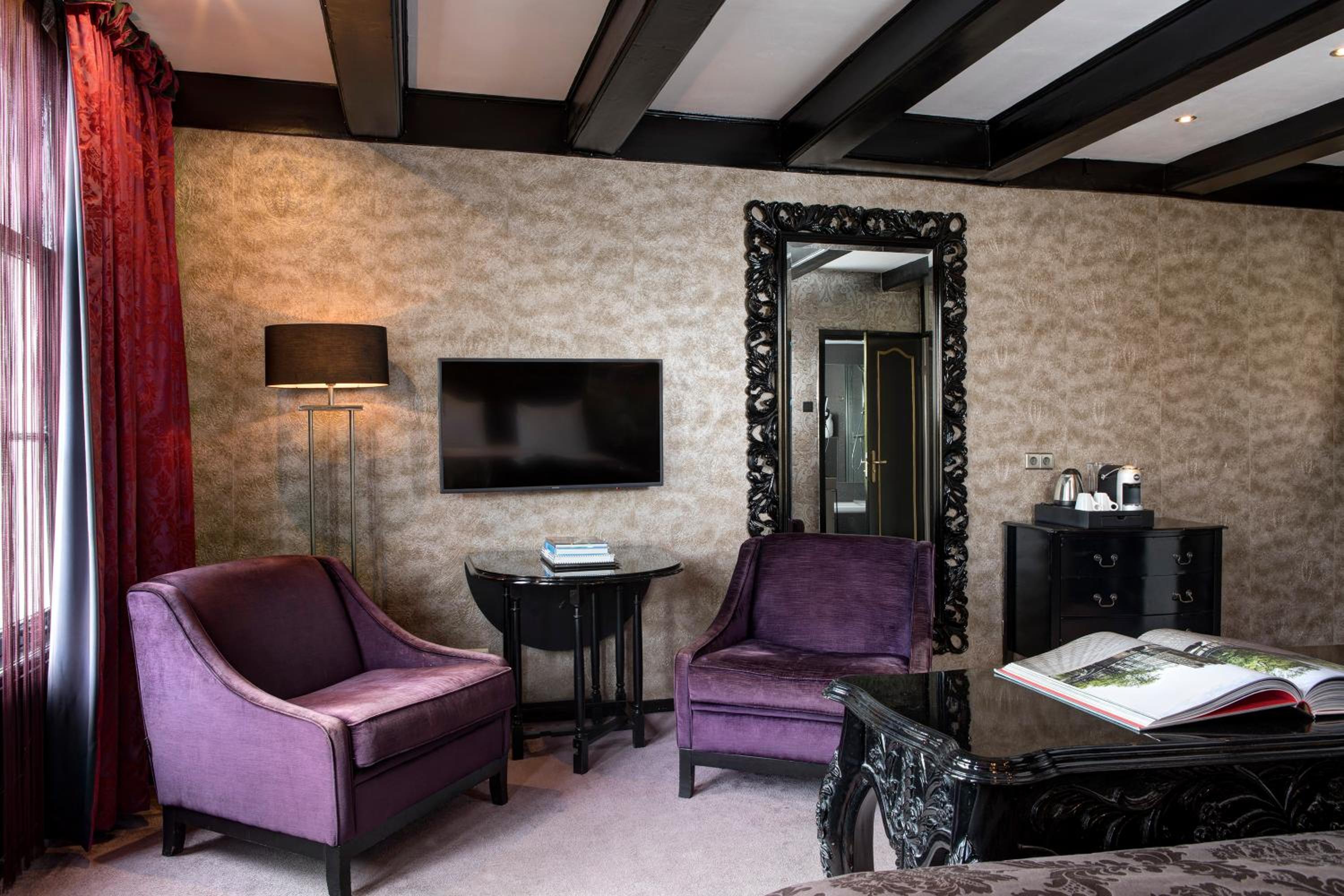 Deluxe Room Canal View with Spa Bath