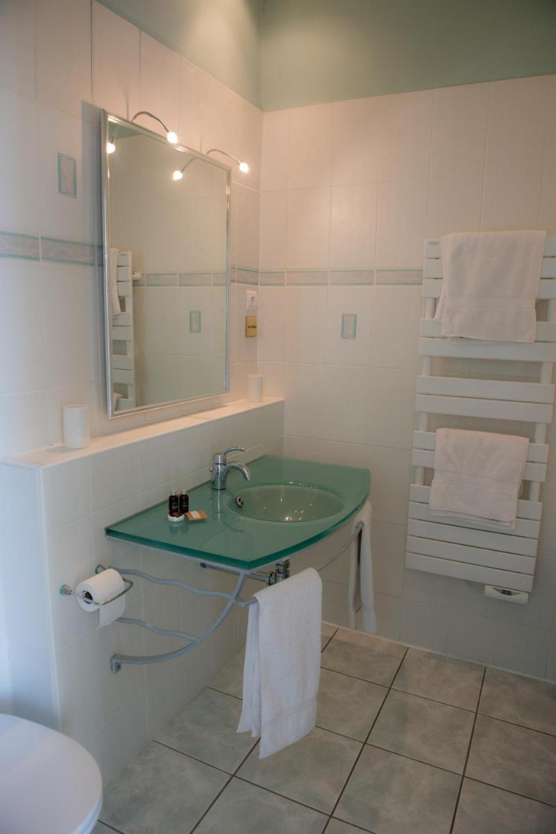 Twin Room with Private Bathroom photo 3