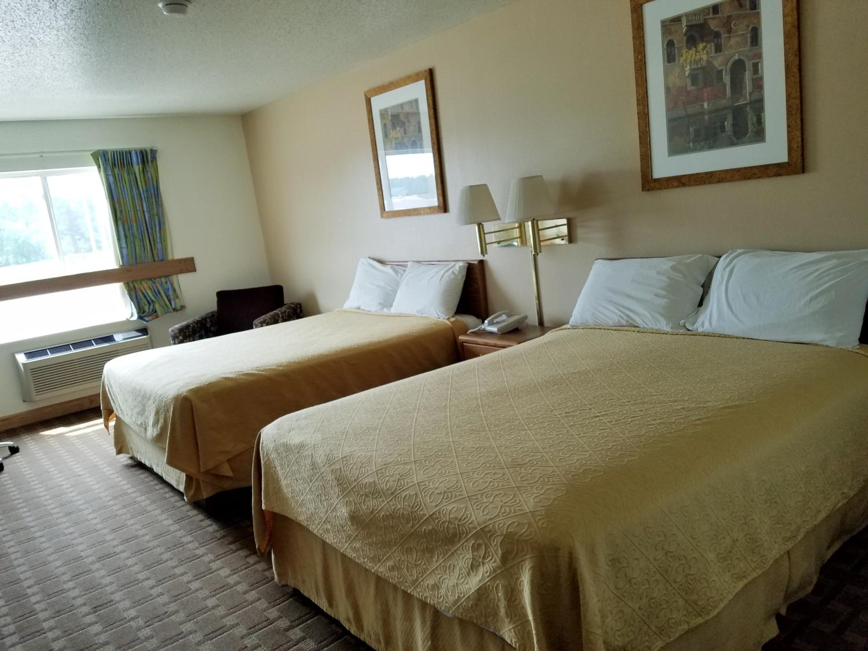 Queen Room with Two Queen Beds photo 3