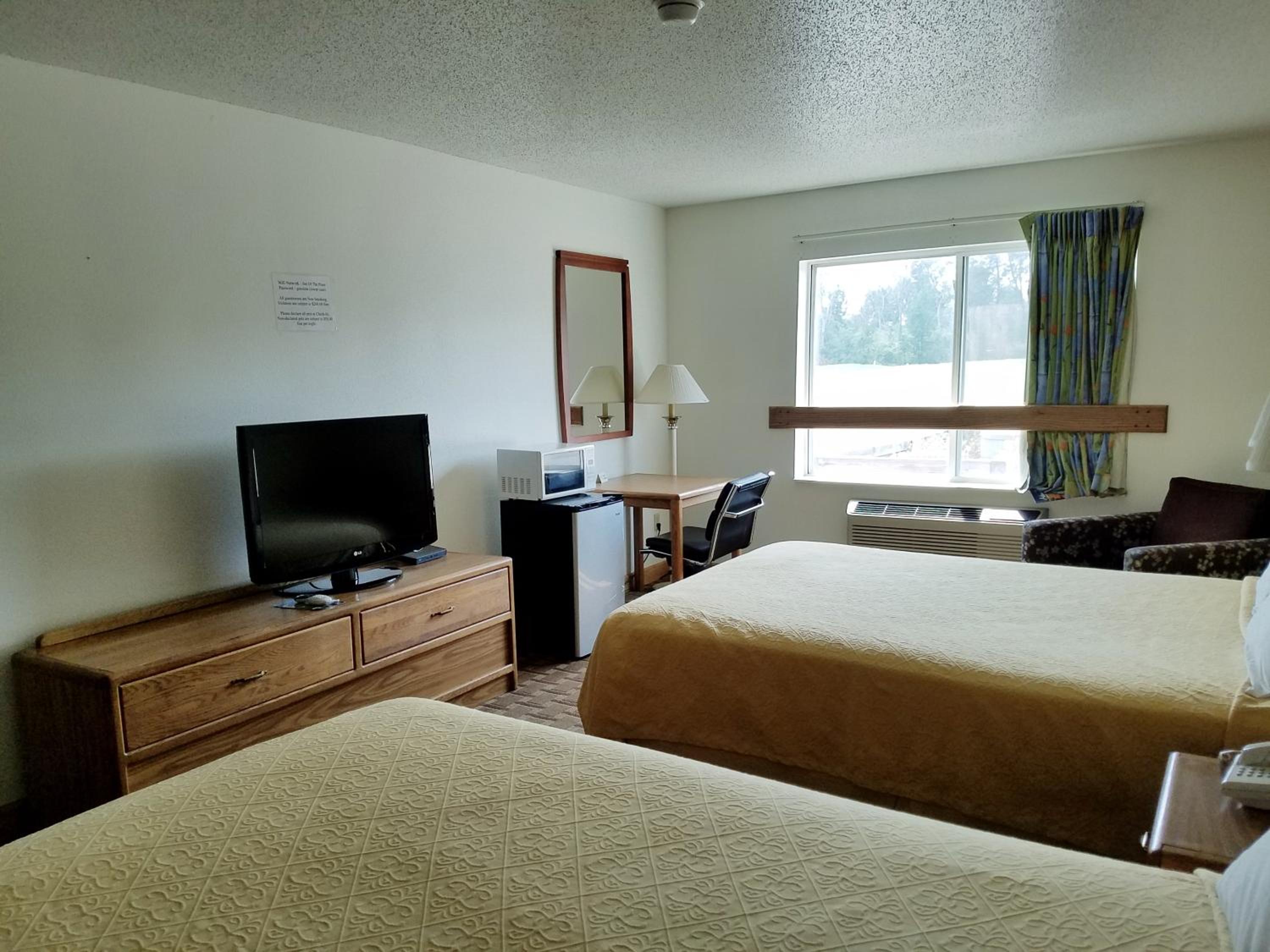 Queen Room with Two Queen Beds photo 2
