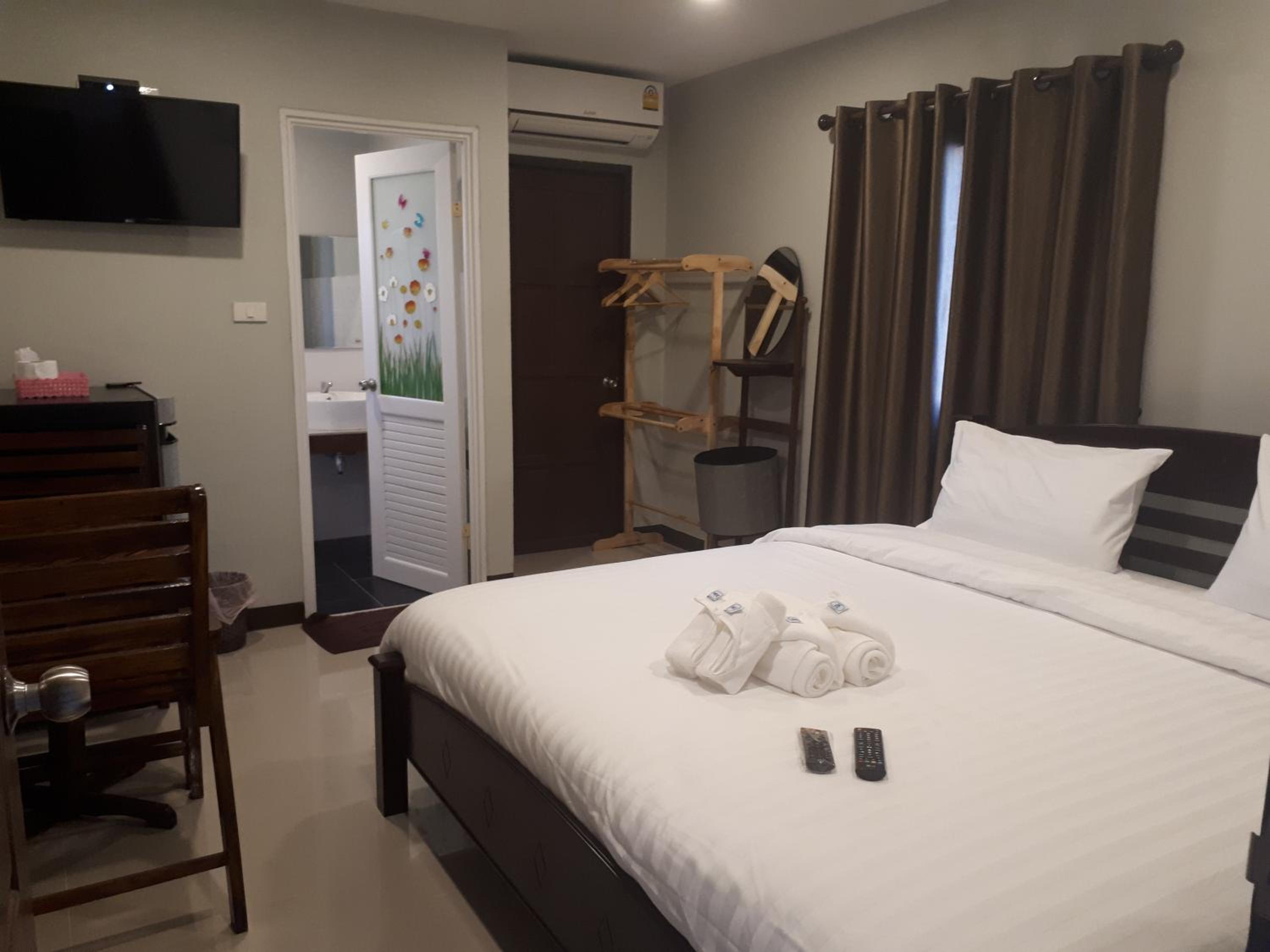 Deluxe Double Room with Balcony - Photo 6