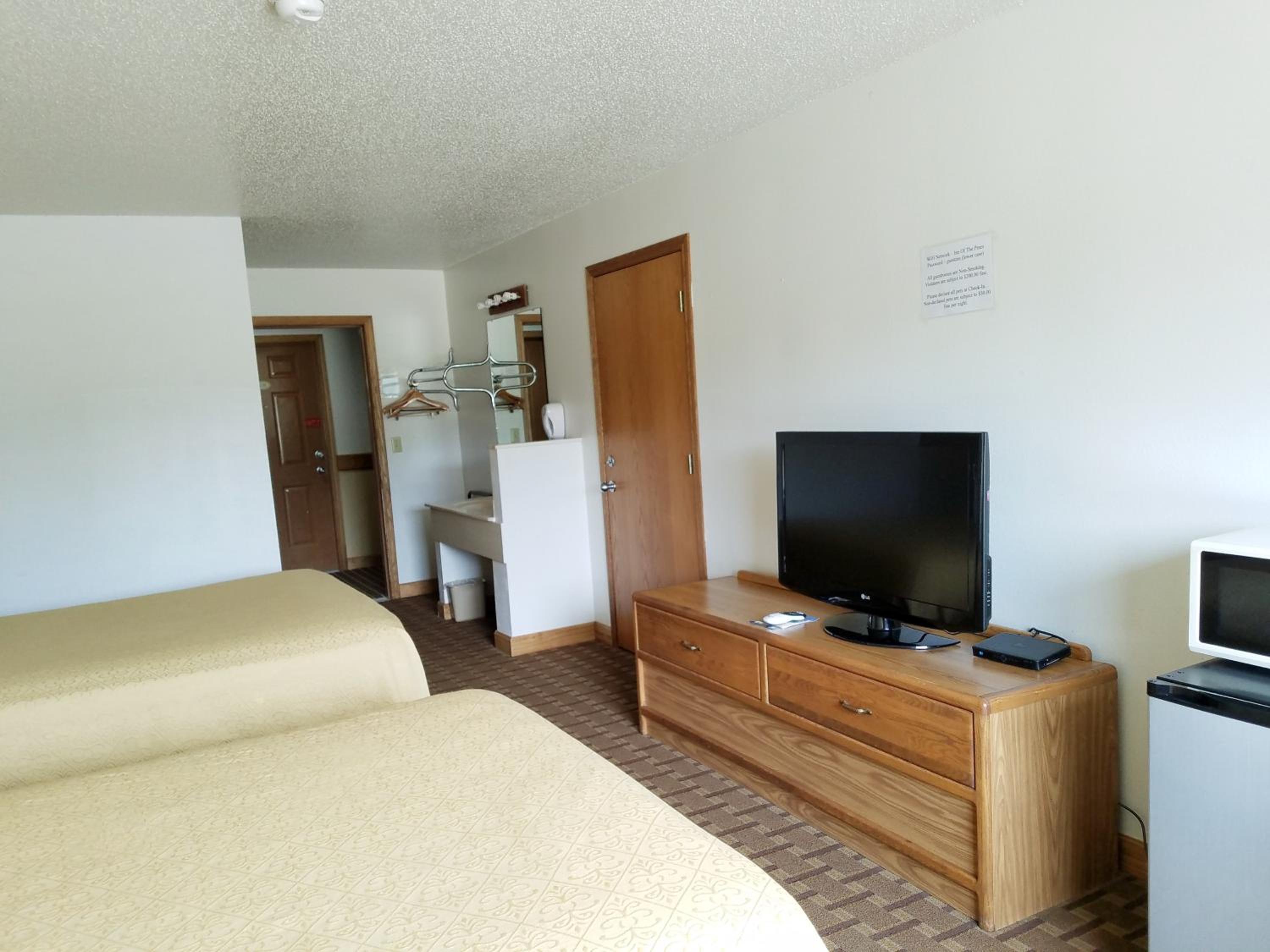 Queen Room with Two Queen Beds photo 1