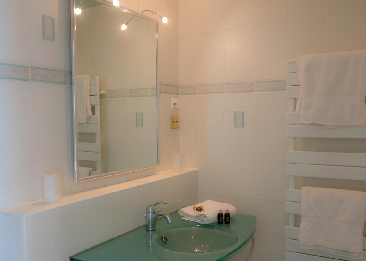 Twin Room with Private Bathroom photo 1