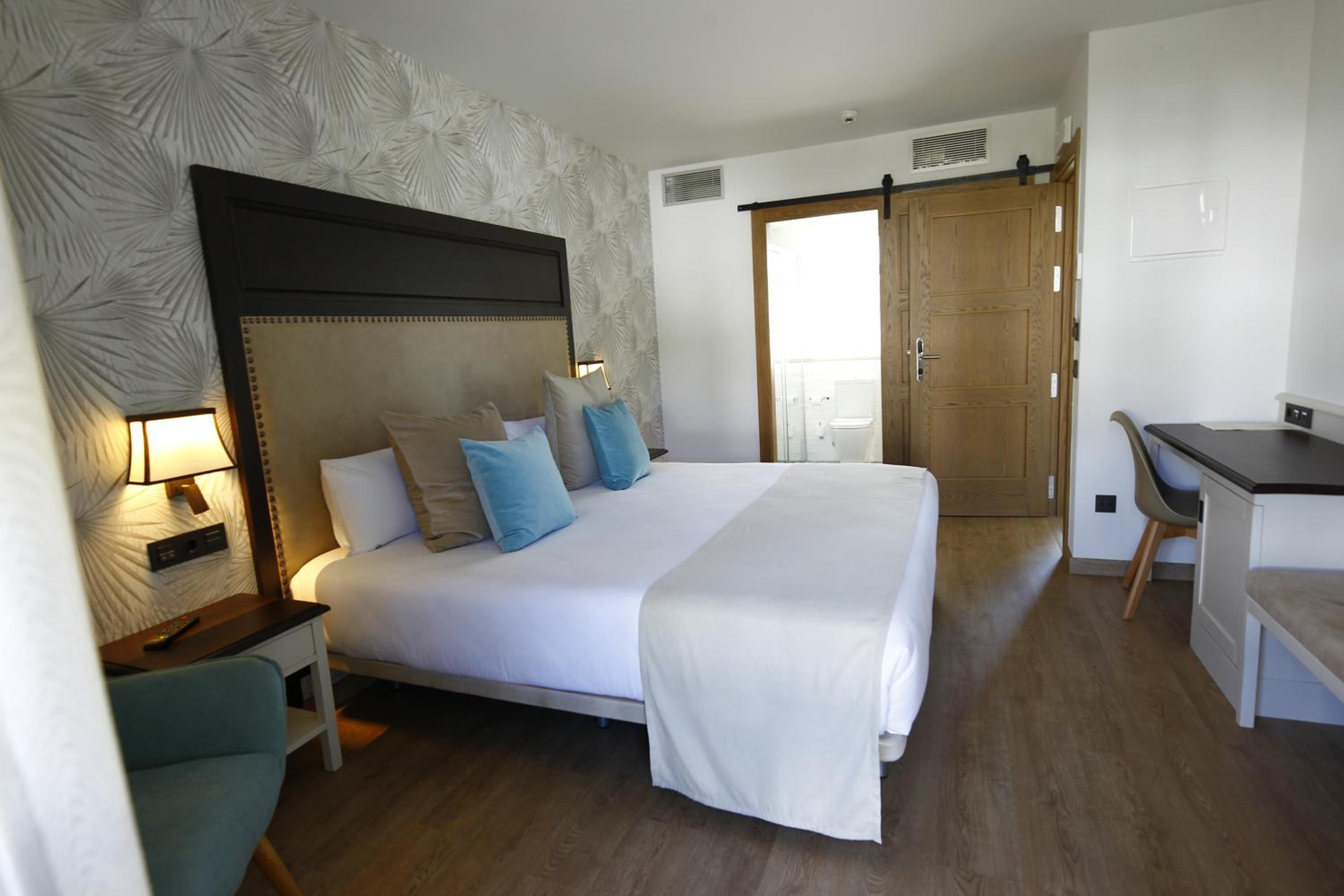 Junior Suite with Balcony photo 3