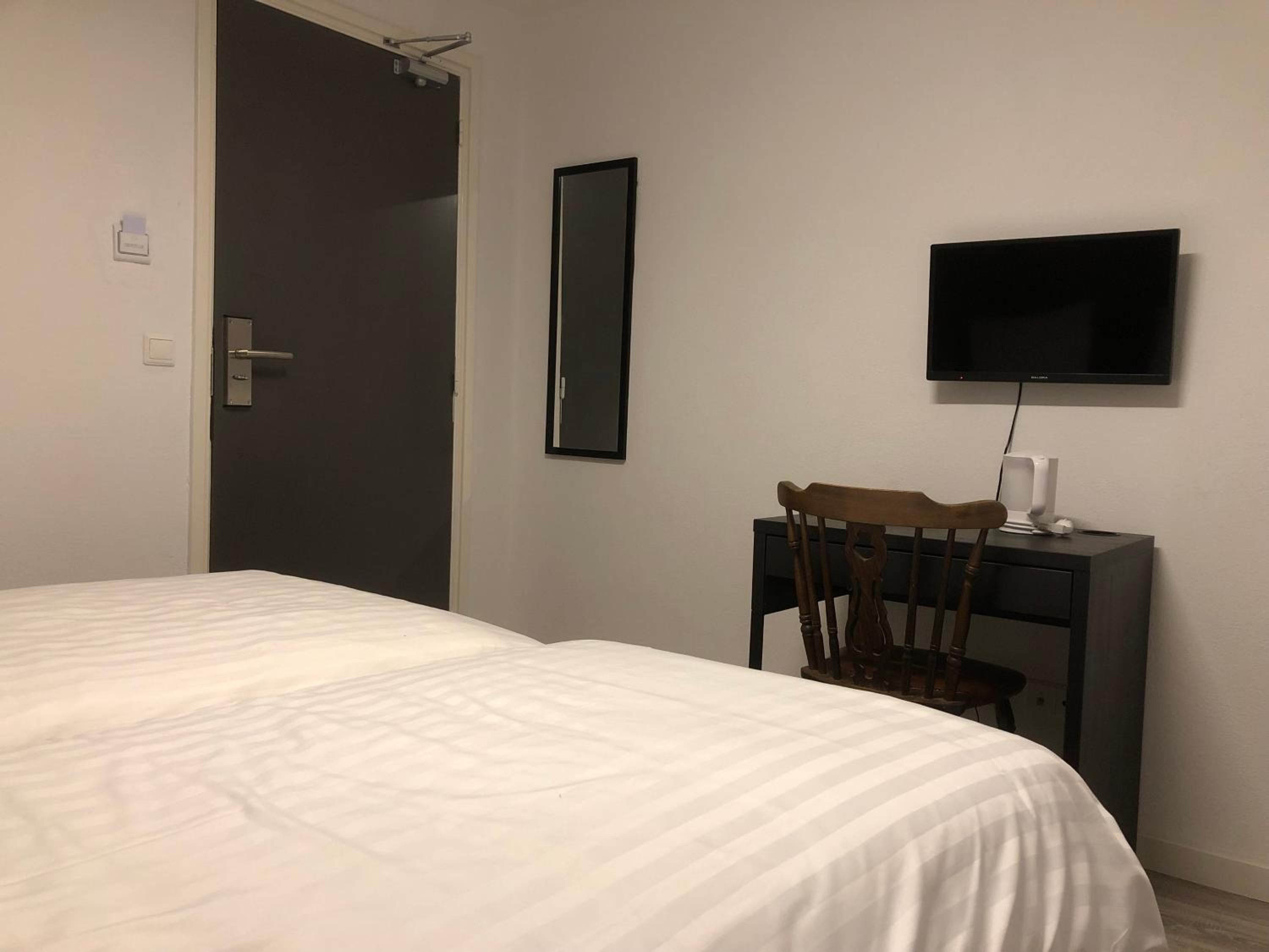 Comfort Triple Room with Shower photo 3