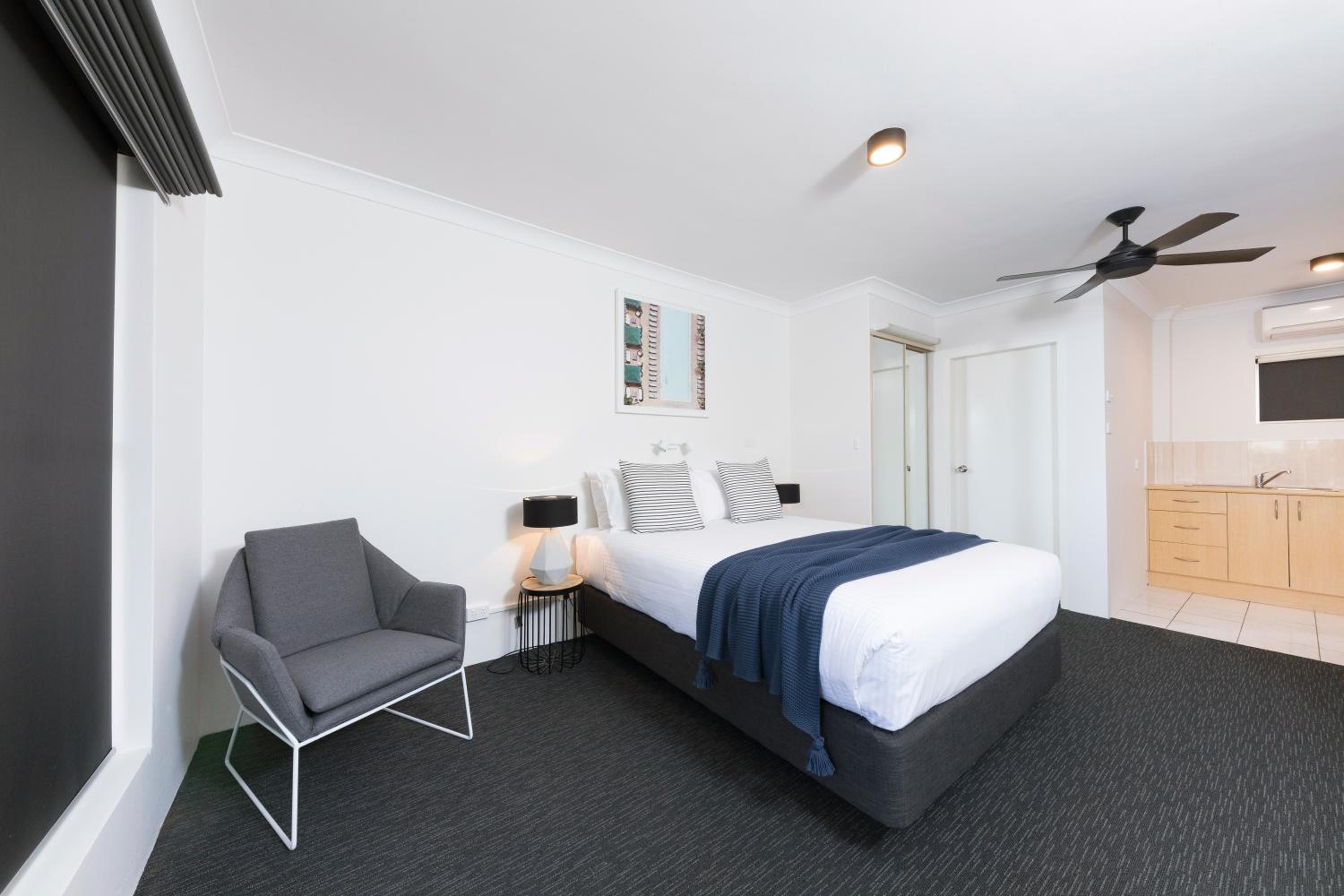 Standard Queen Room - Photo 8
