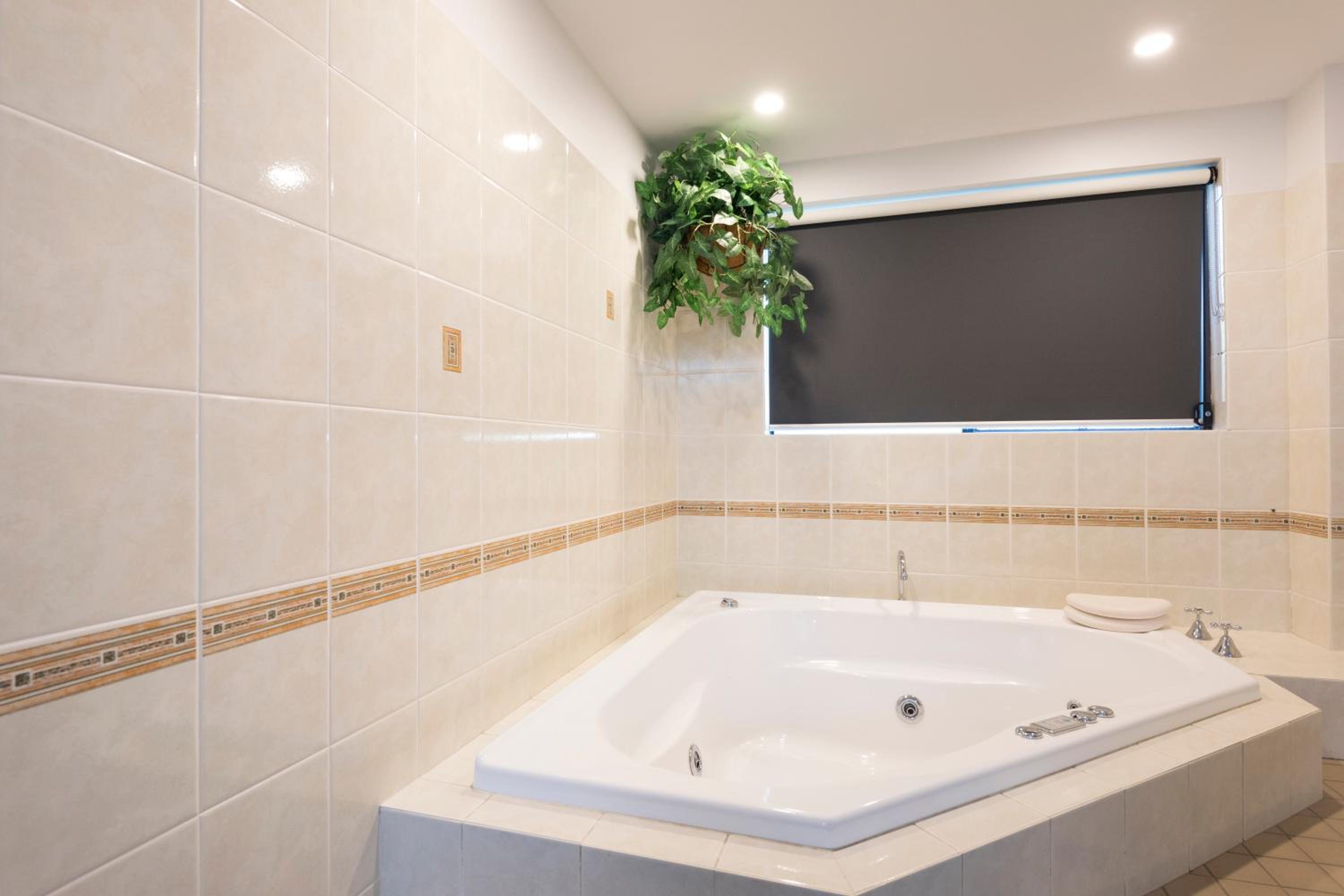 Deluxe Queen Studio with Spa Bath - Photo 7