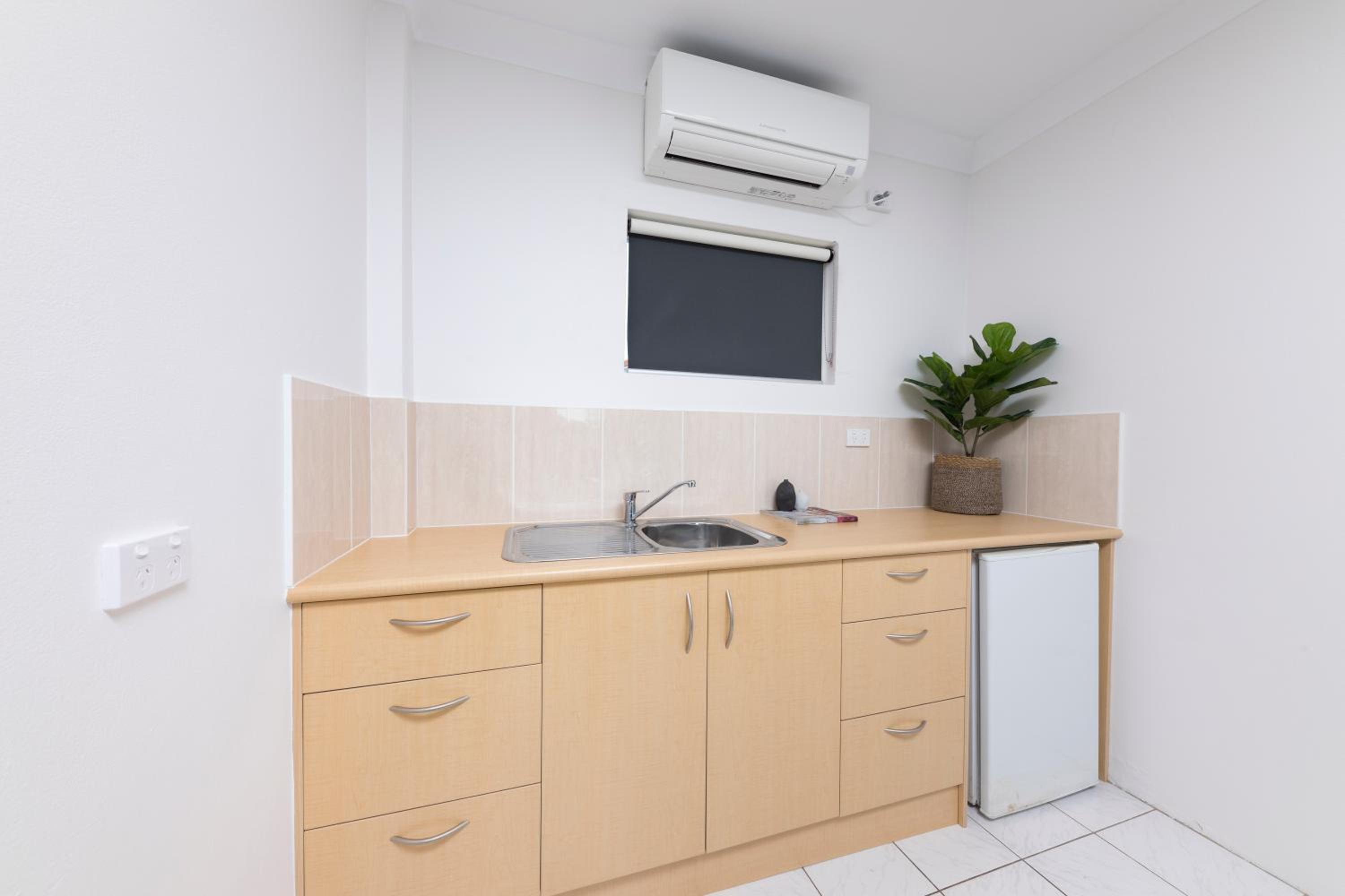 Standard Twin Room - Photo 9