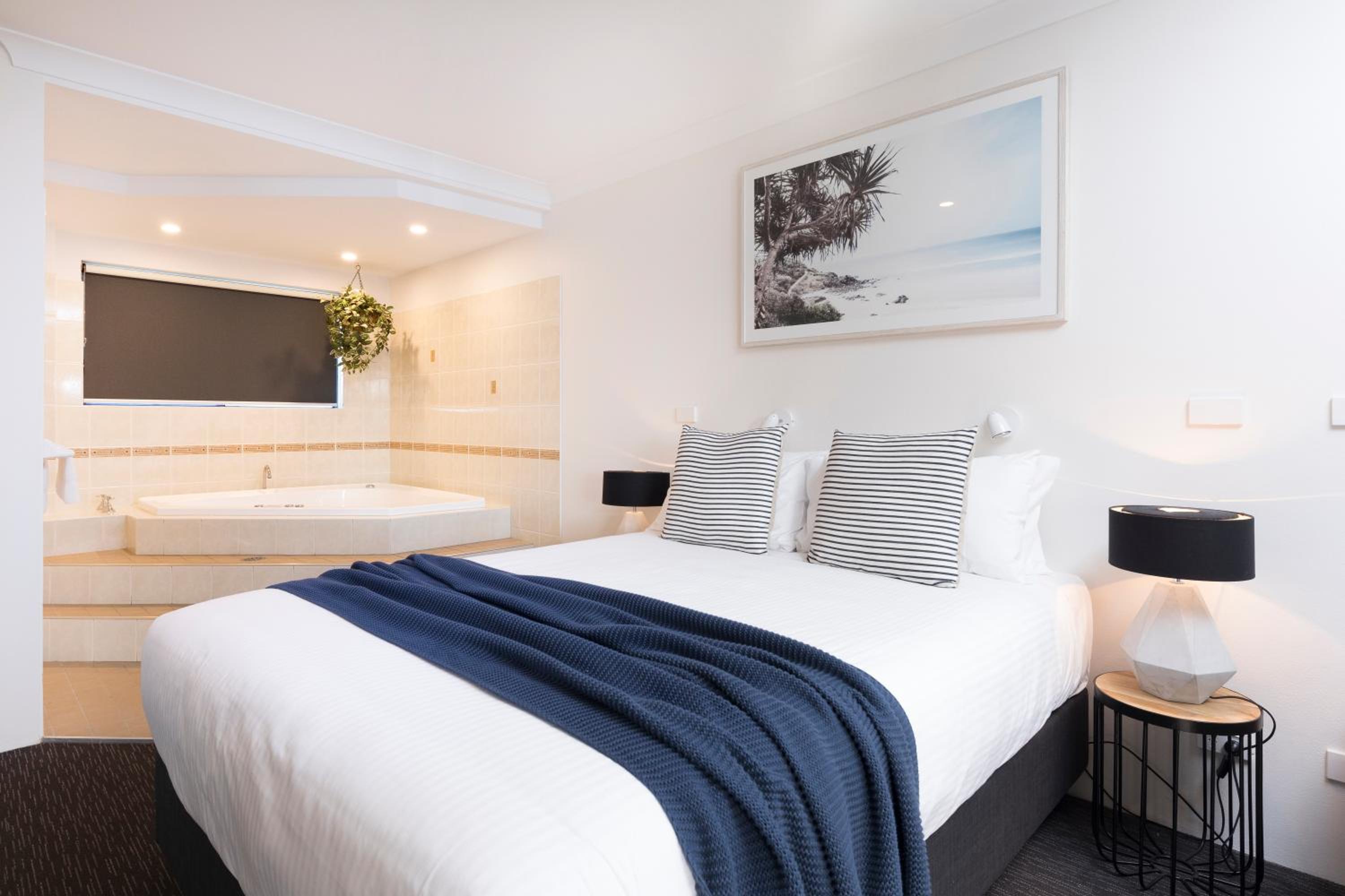 Deluxe Queen Studio with Spa Bath - Photo 4