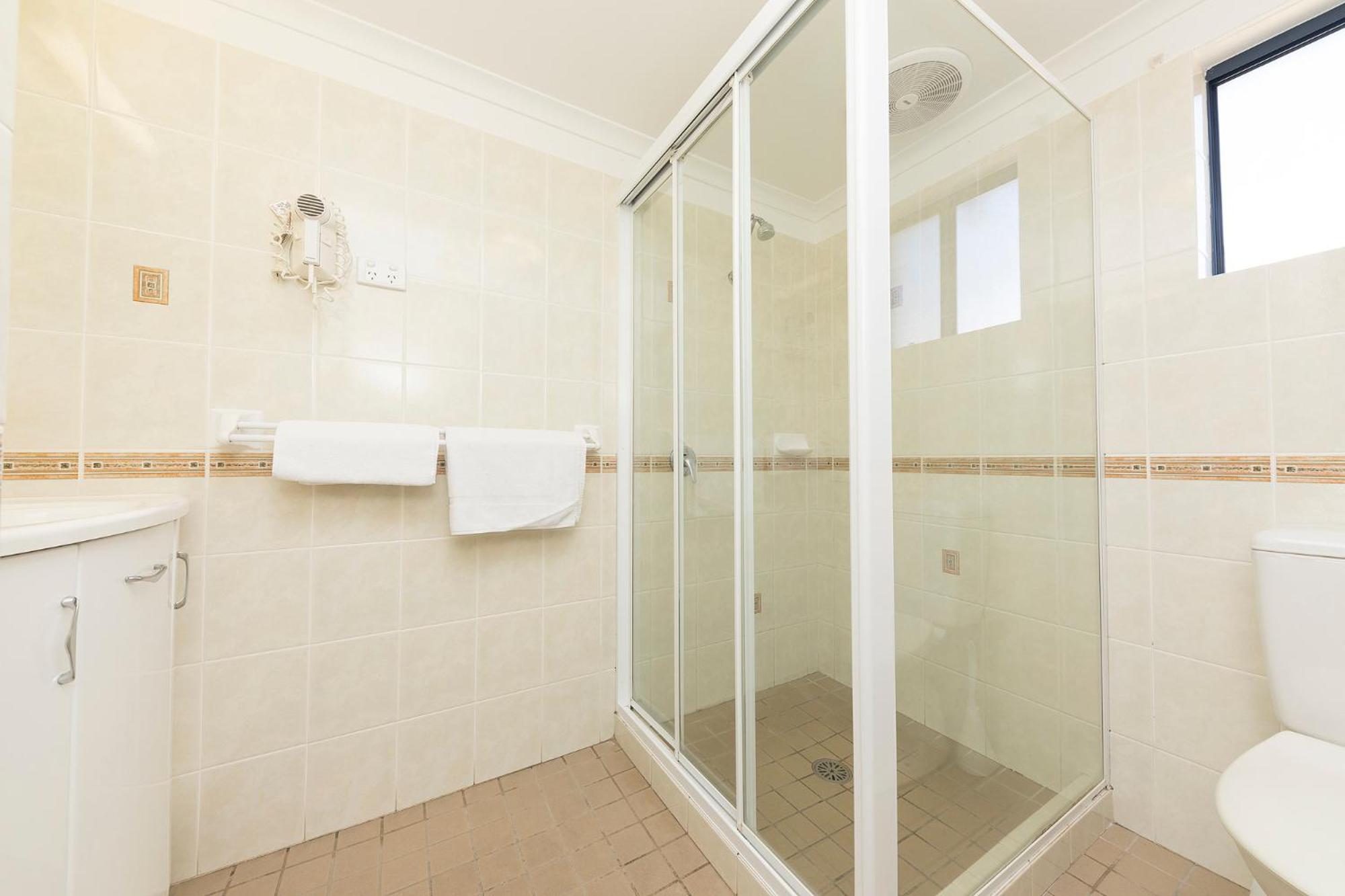 Deluxe Queen Studio with Spa Bath - Photo 2