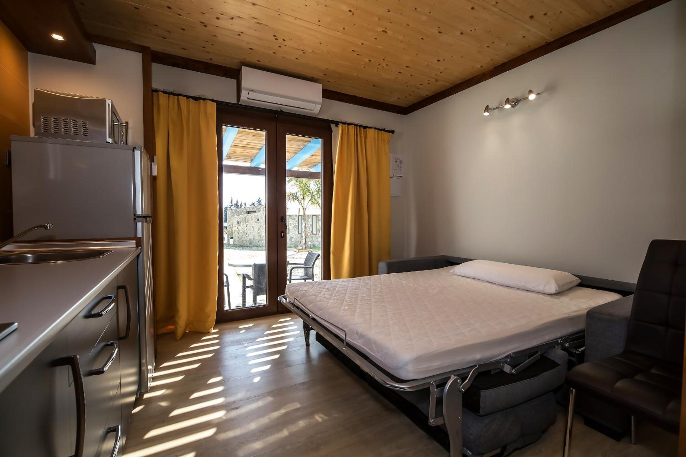 Estudio (2 adultos + 2 niños)