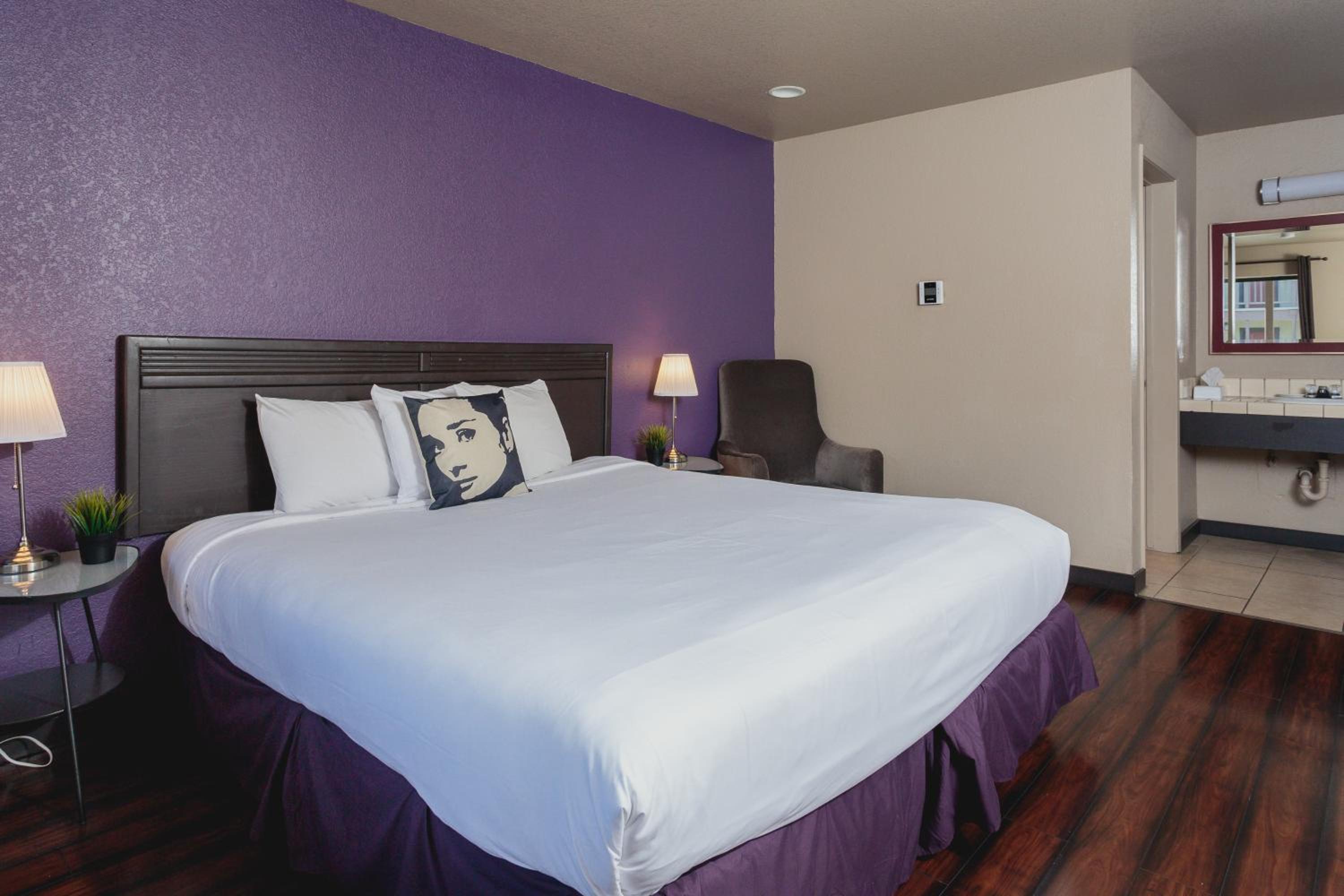 Deluxe King Room photo 2