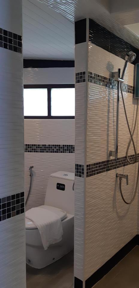 Quadruple Room with Private Bathroom photo 3