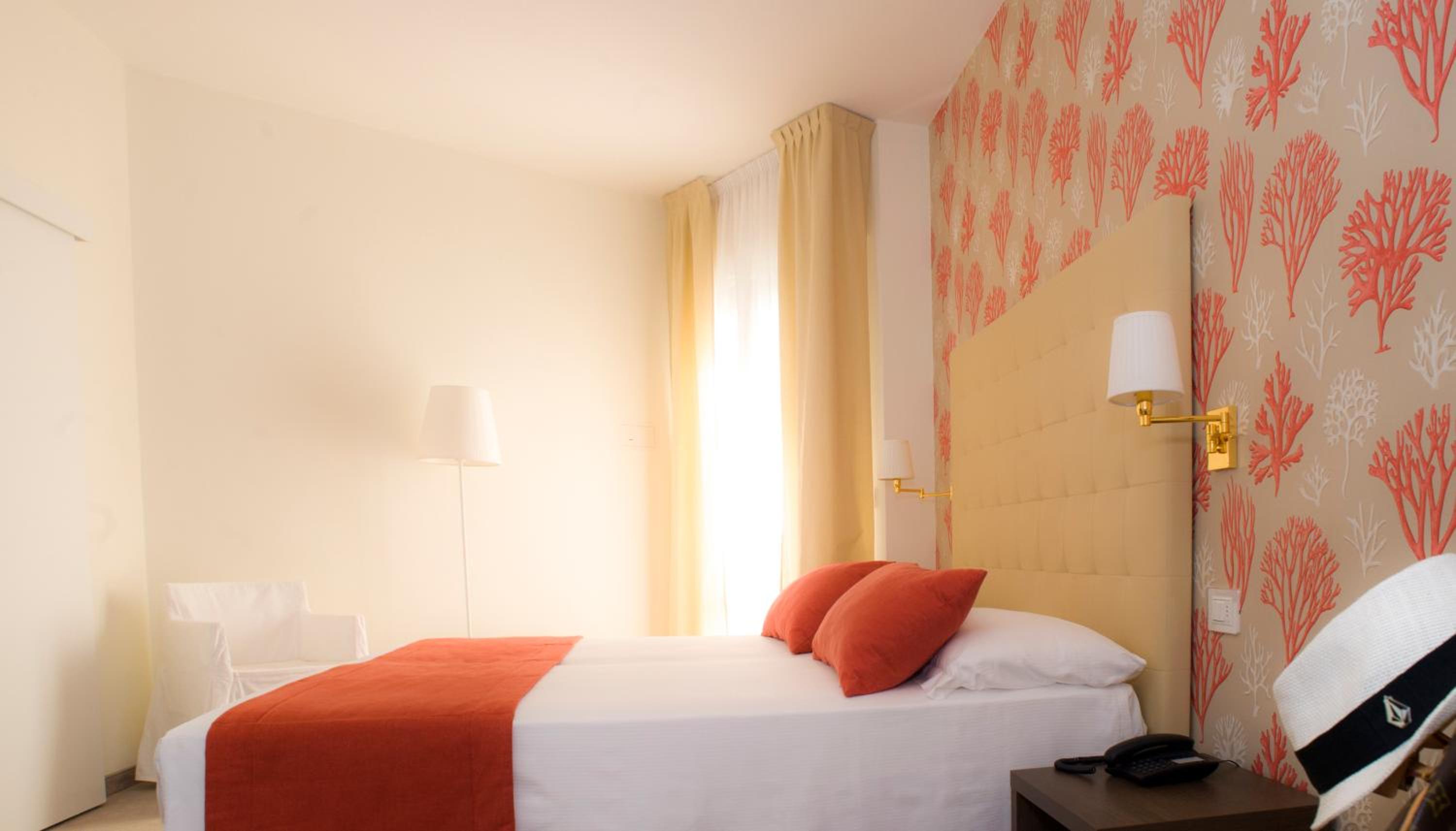Double or Twin Room with Partial Sea View - Photo 1
