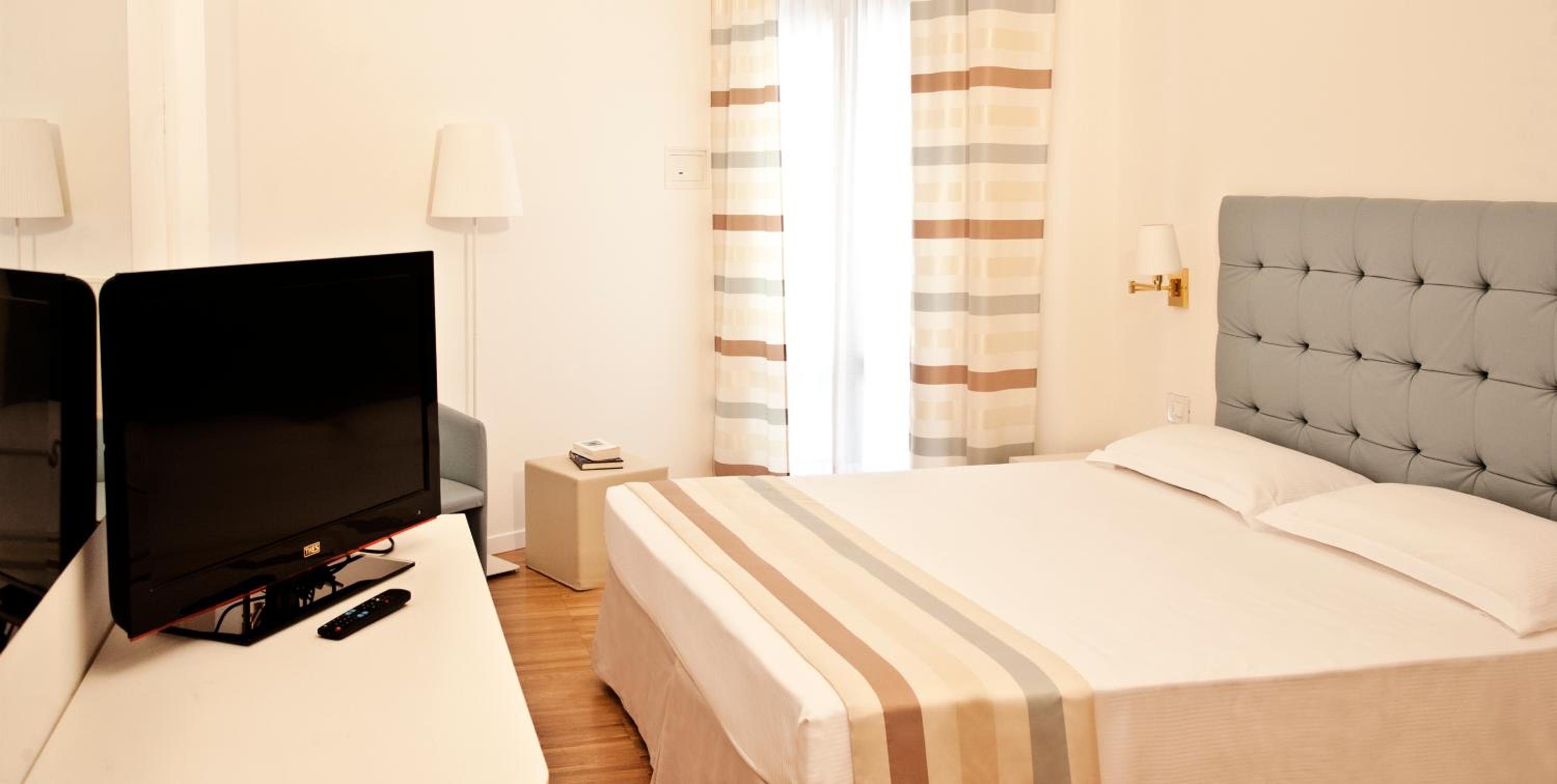 Double or Twin Room with Partial Sea View - Photo 6