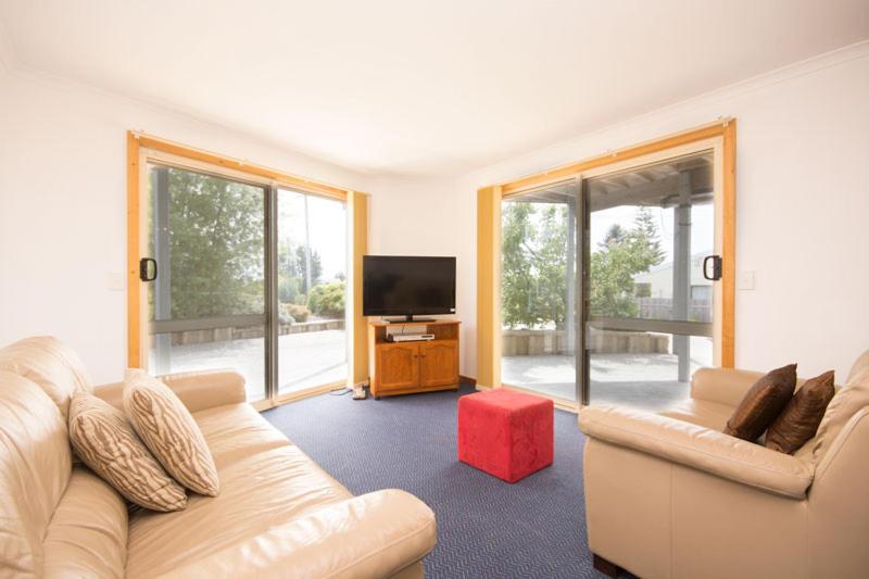 Three-Bedroom Apartment photo 2
