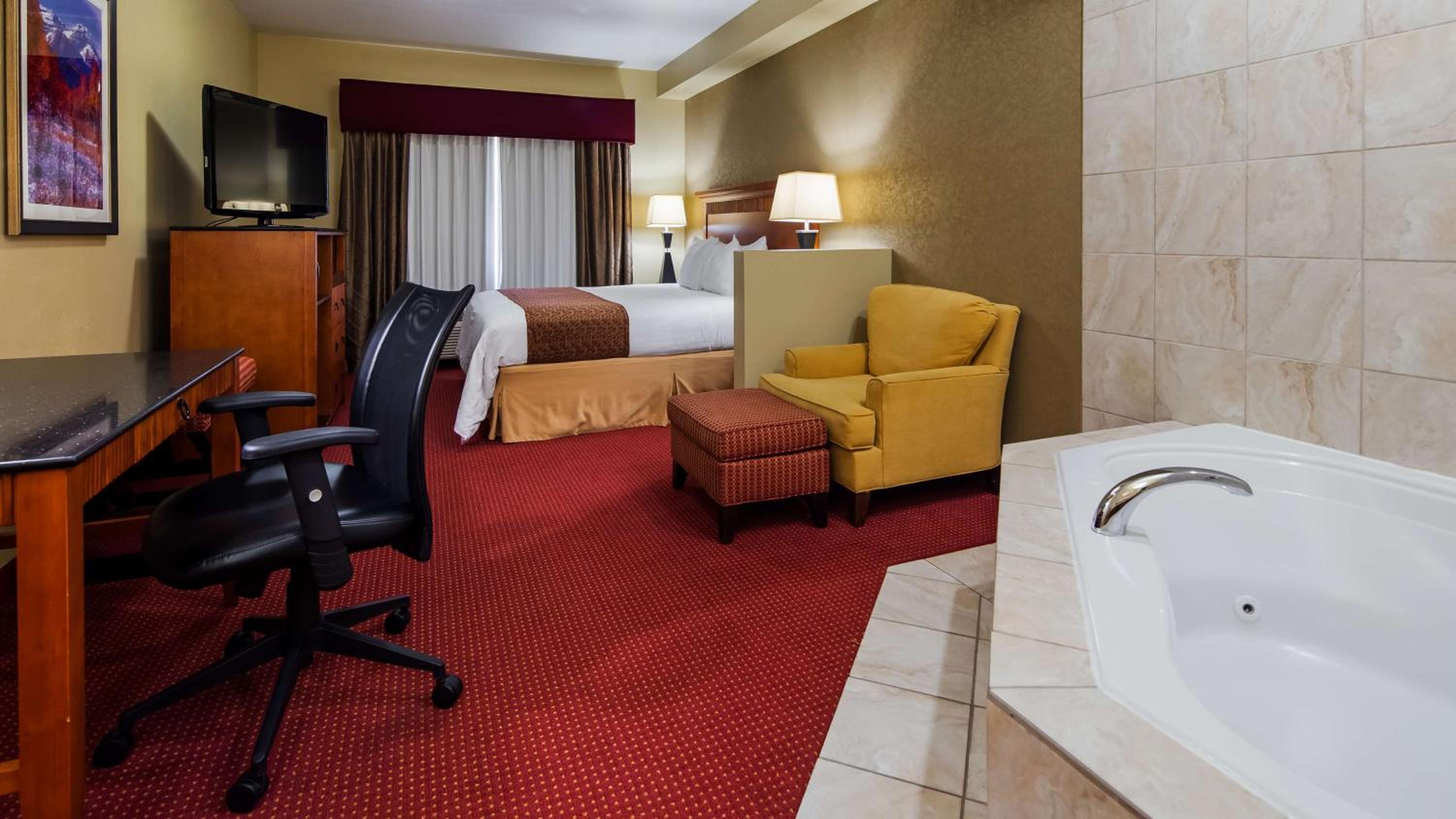 King Suite with Whirlpool - Non-Smoking photo 3